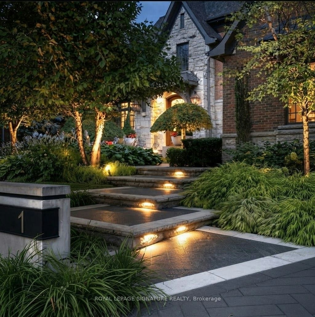 1 Oakley Place, Toronto, ON, M2P 2G3