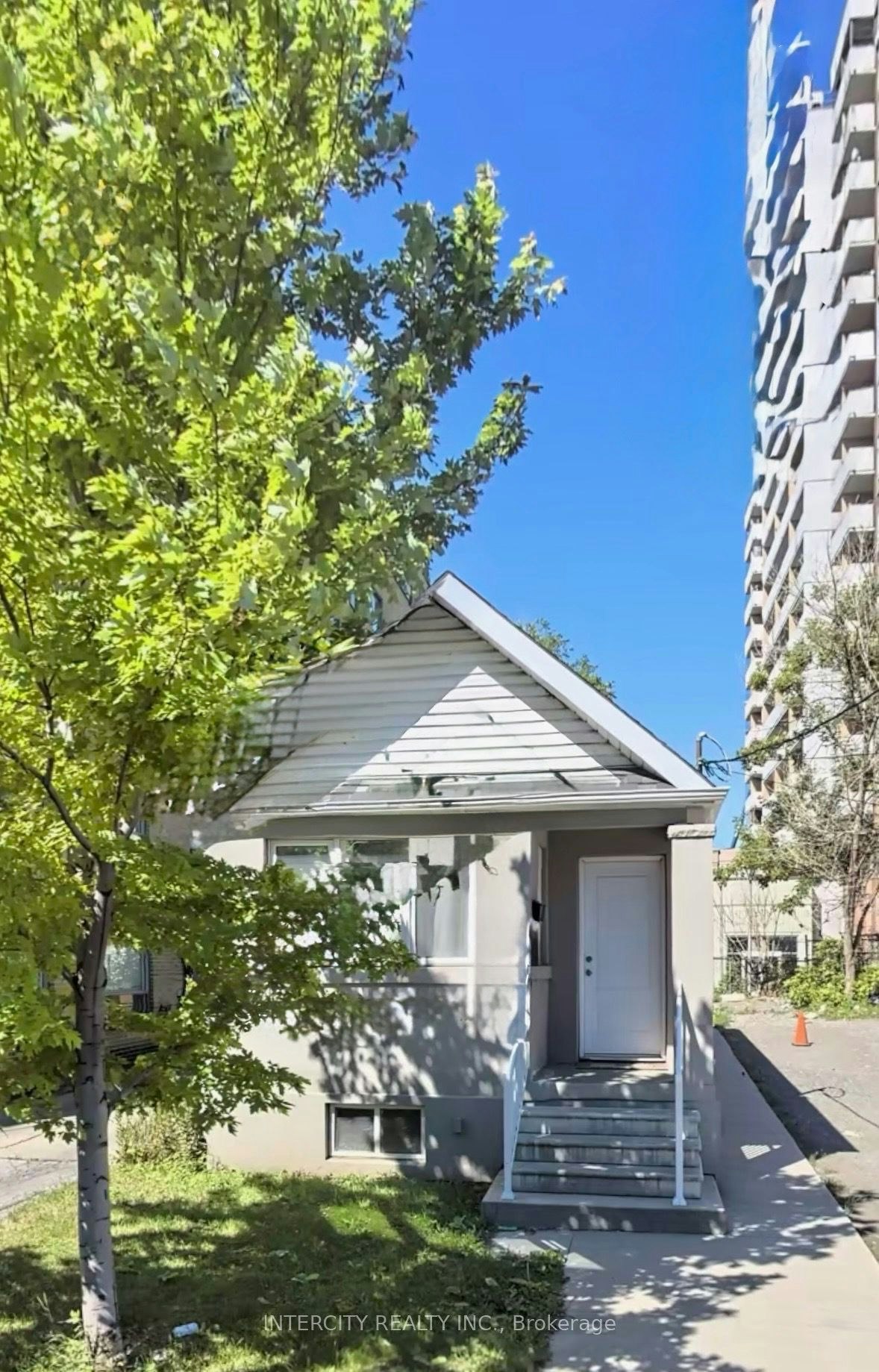 BSMT-692 Northcliffe Boulevard, Toronto, ON, M6E 3M4