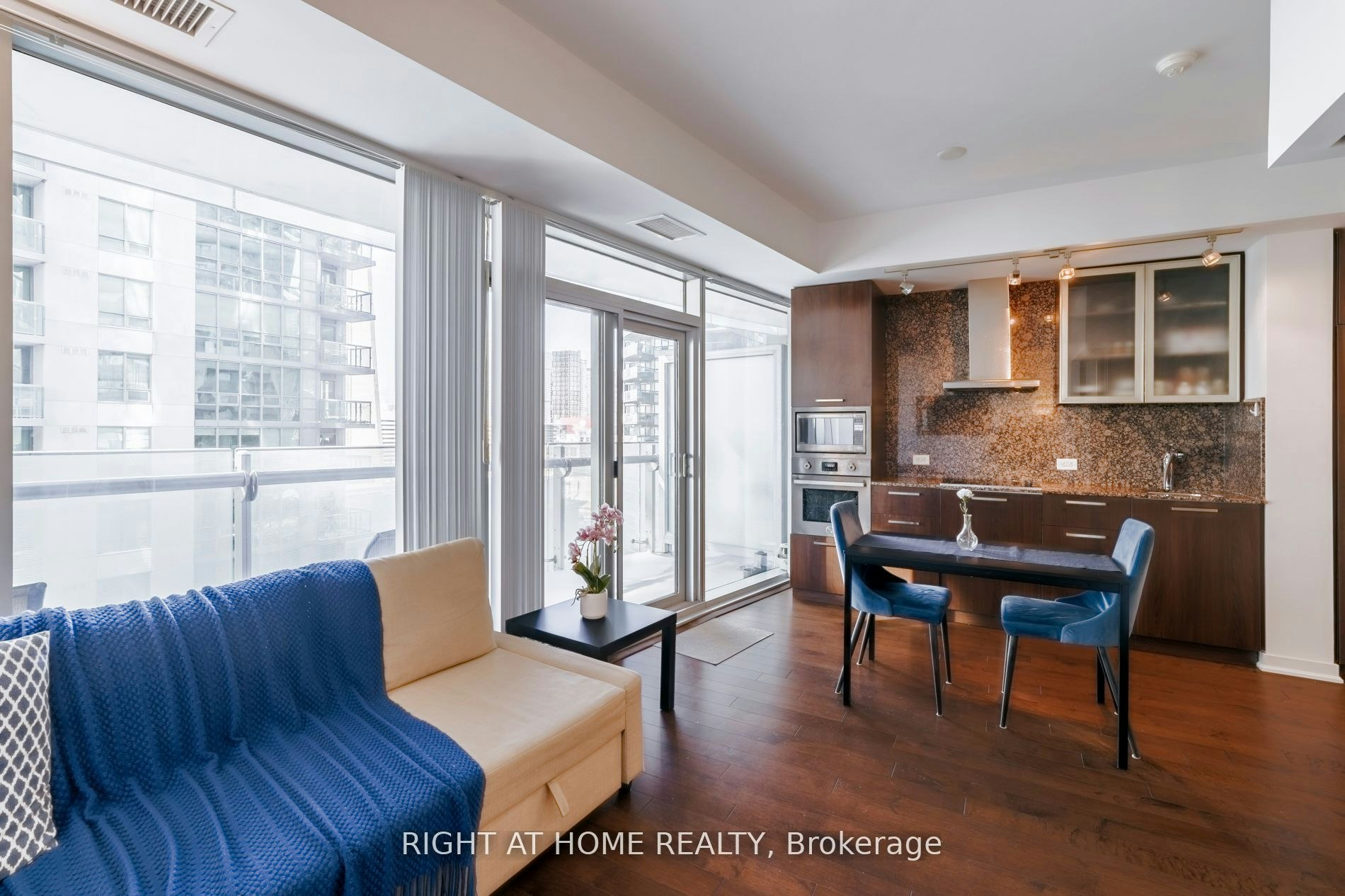 1906-12 York Street, Toronto, ON, M5J 0A9