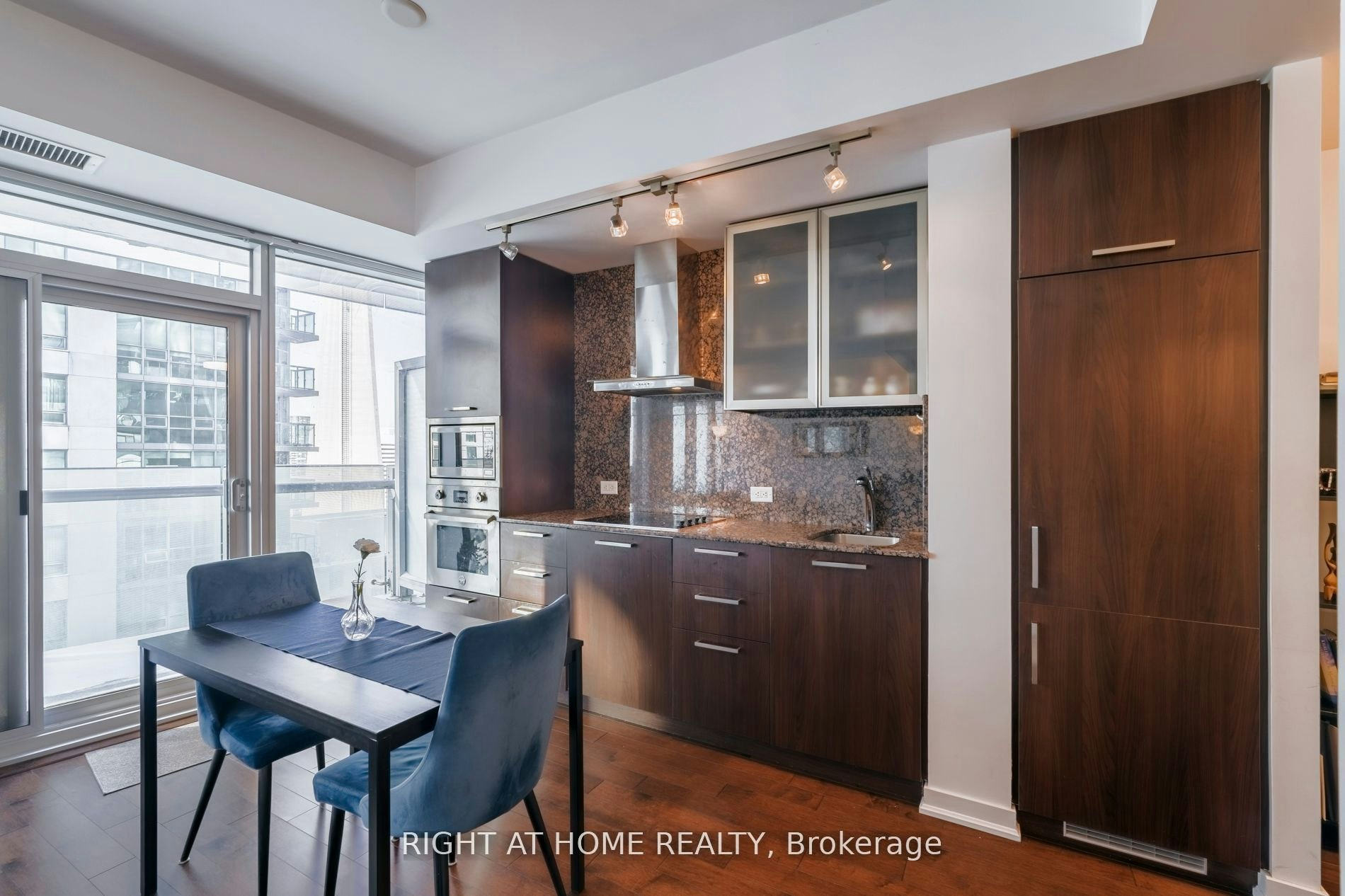 1906-12 York Street, Toronto, ON, M5J 0A9 - 4