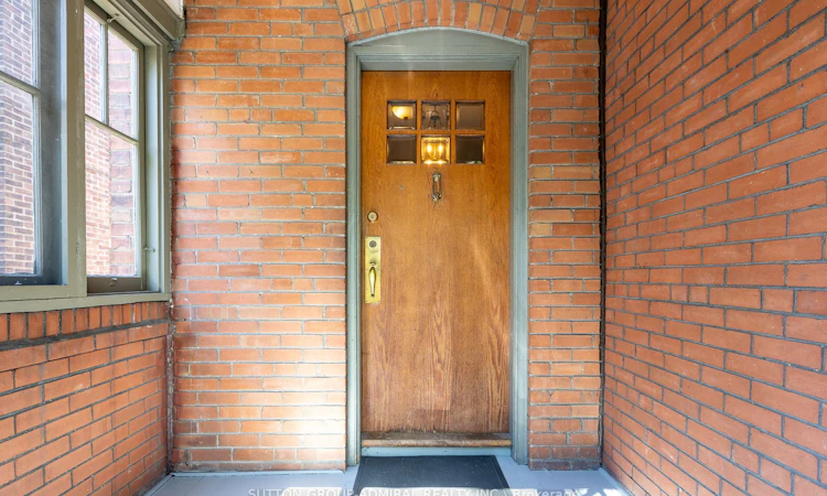 60 Manor Road E
