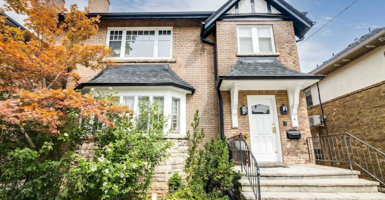 Upper-4 Hillholm Road, Toronto, ON, M5P 1M2