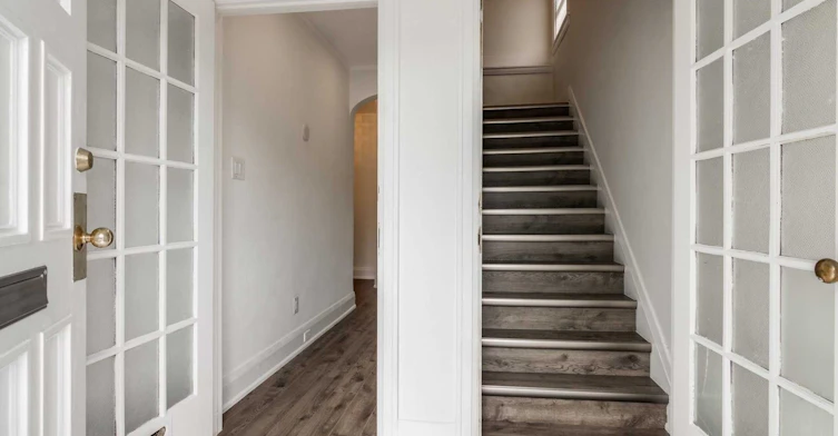 Upper-4 Hillholm Road, Toronto, ON, M5P 1M2 - 4