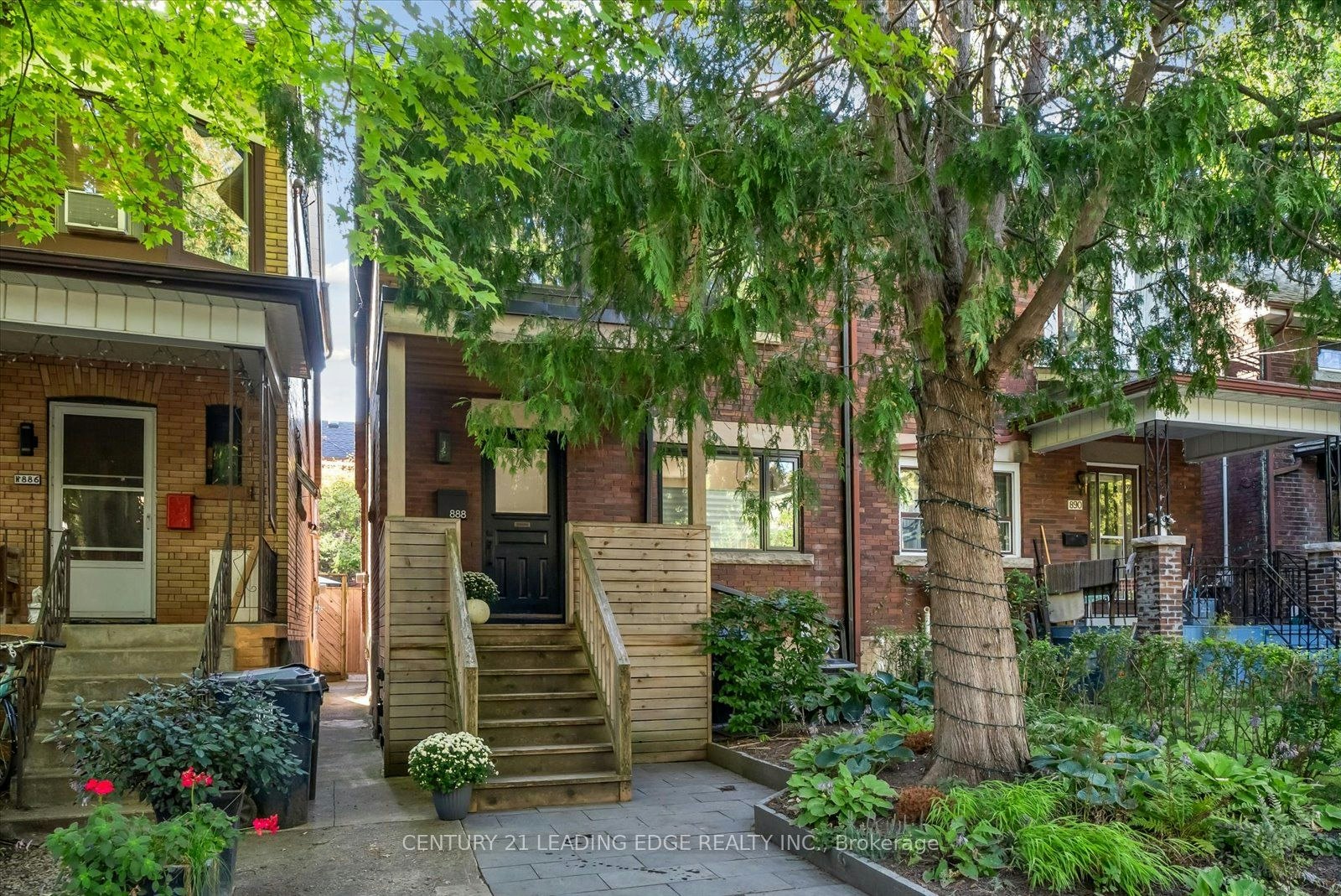 888 Manning Avenue, Toronto, ON, M6G 2X4