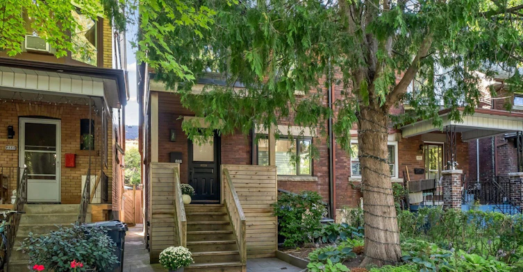 888 Manning Avenue, Toronto, ON, M6G 2X4