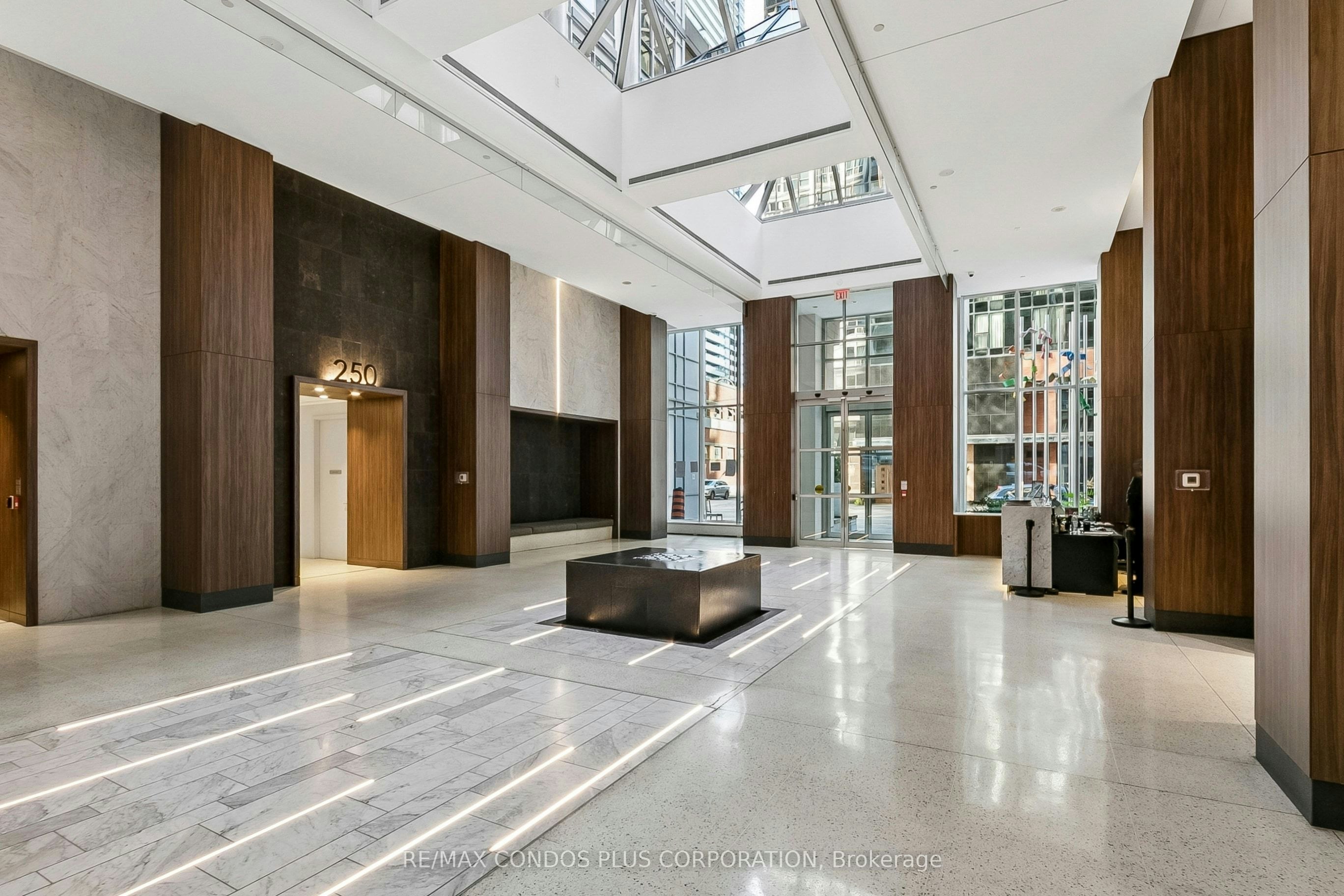240-250 Wellington Street W, Toronto, ON, M5V 3P6 - 27