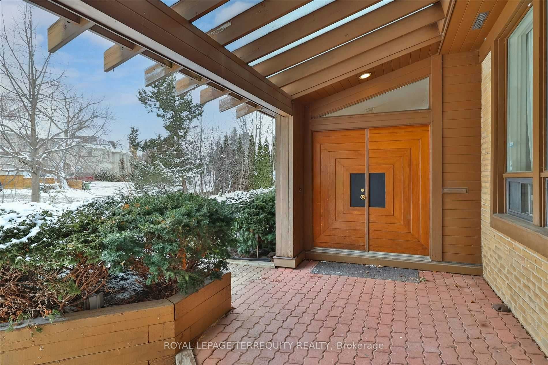 11 Leacroft Crescent, Toronto, ON, M3B 2G5 - 2
