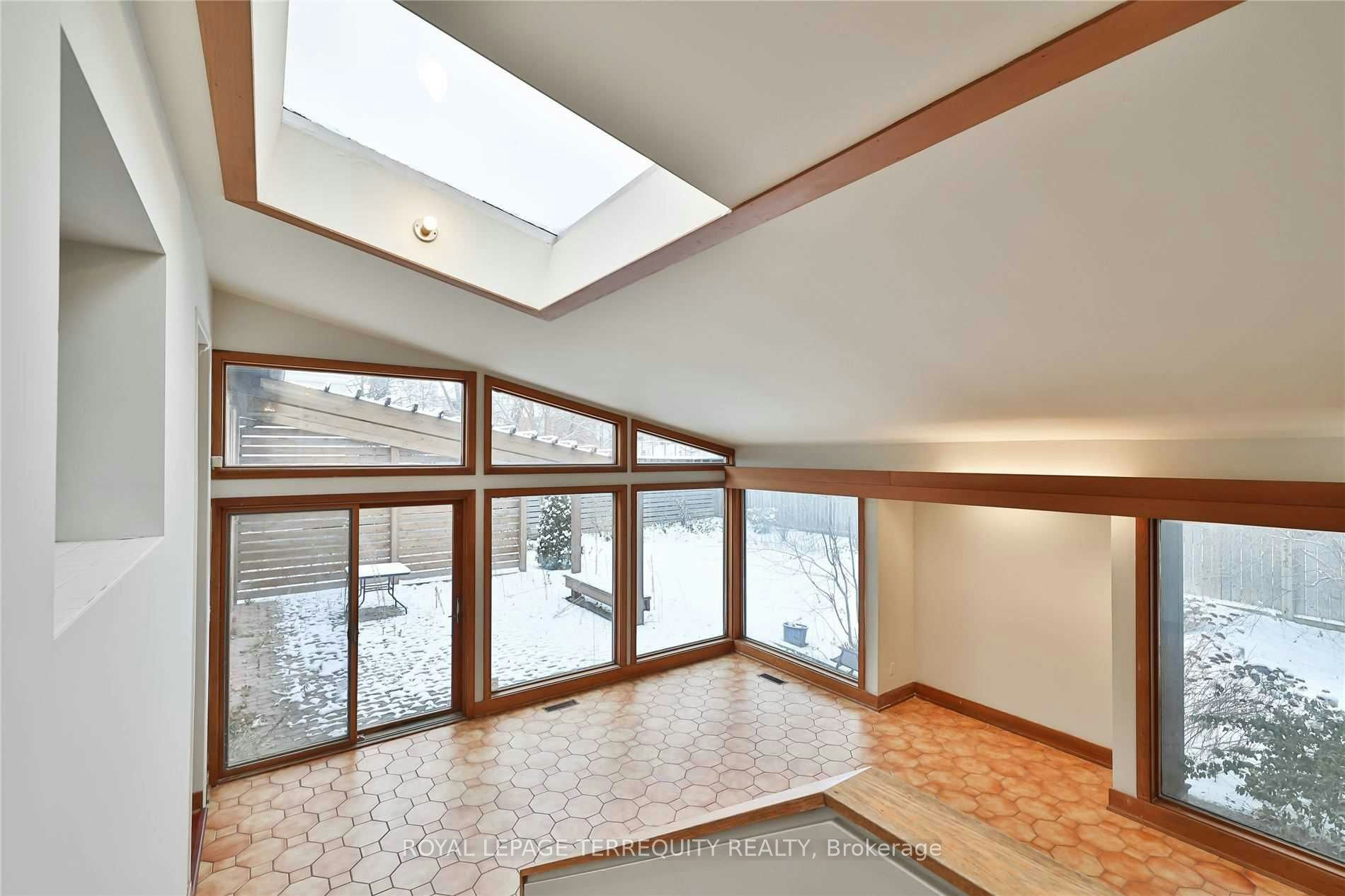 11 Leacroft Crescent, Toronto, ON, M3B 2G5 - 4