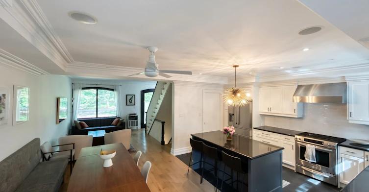 21 Hillcrest Park, Toronto, ON, M4X 1E8 - 2