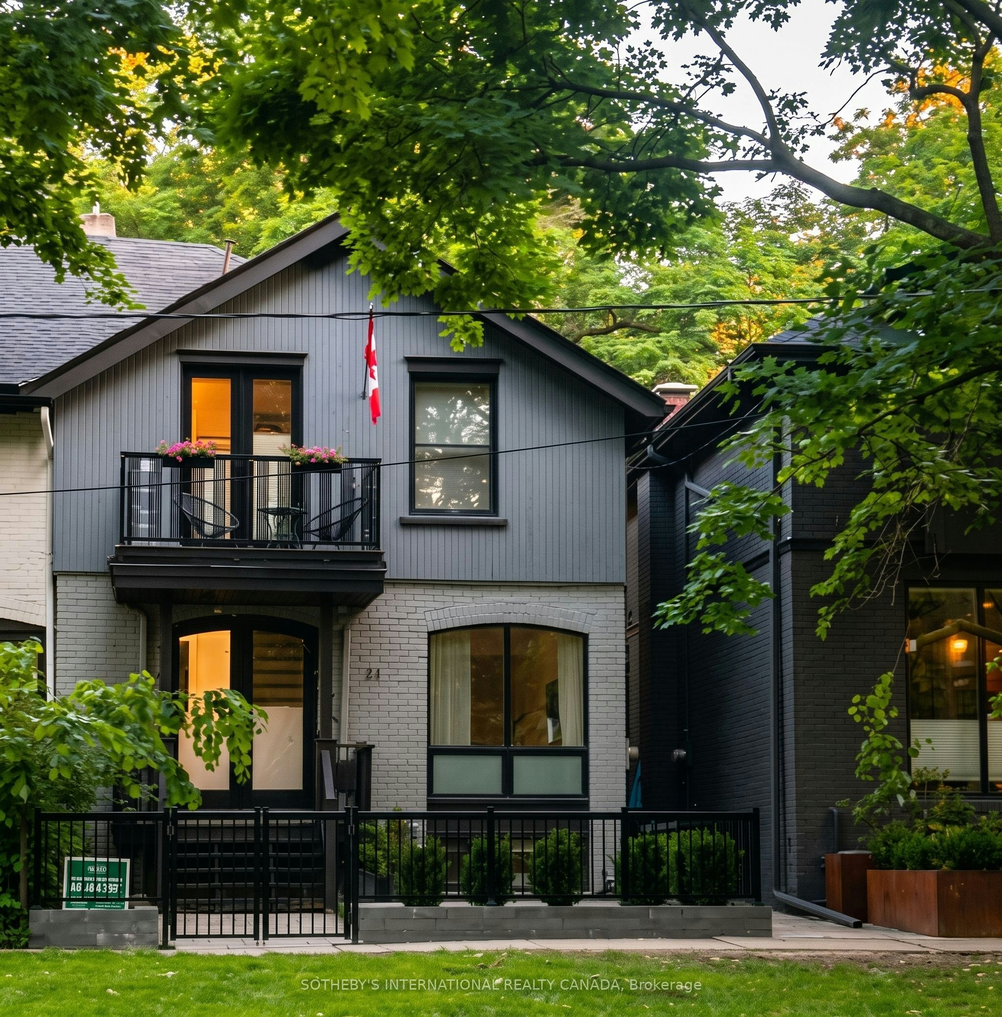 21 Hillcrest Park, Toronto, ON, M4X 1E8