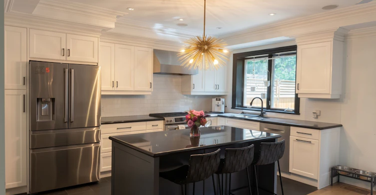 21 Hillcrest Park, Toronto, ON, M4X 1E8 - 4