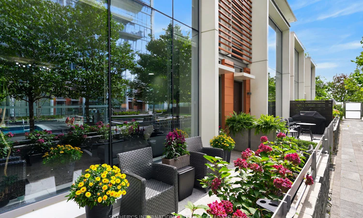 TH 114-29 Queens Quay N/A E