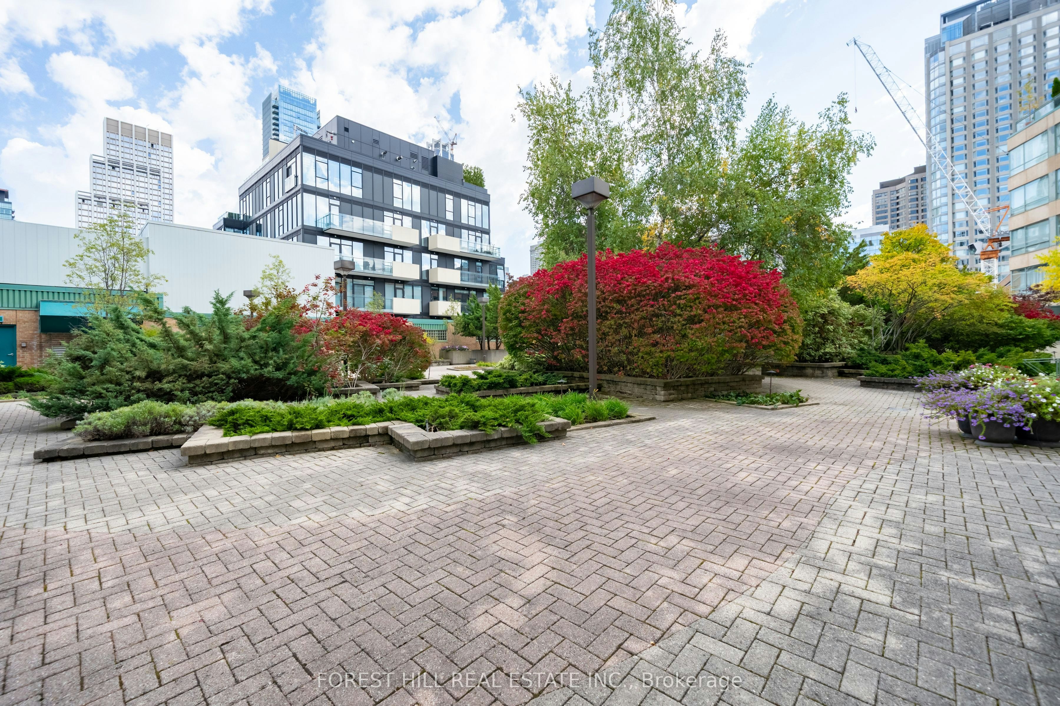 215-77 Avenue Road, Toronto, ON, M5R 3R8
