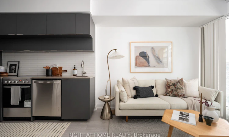 1115-181 Dundas Street E