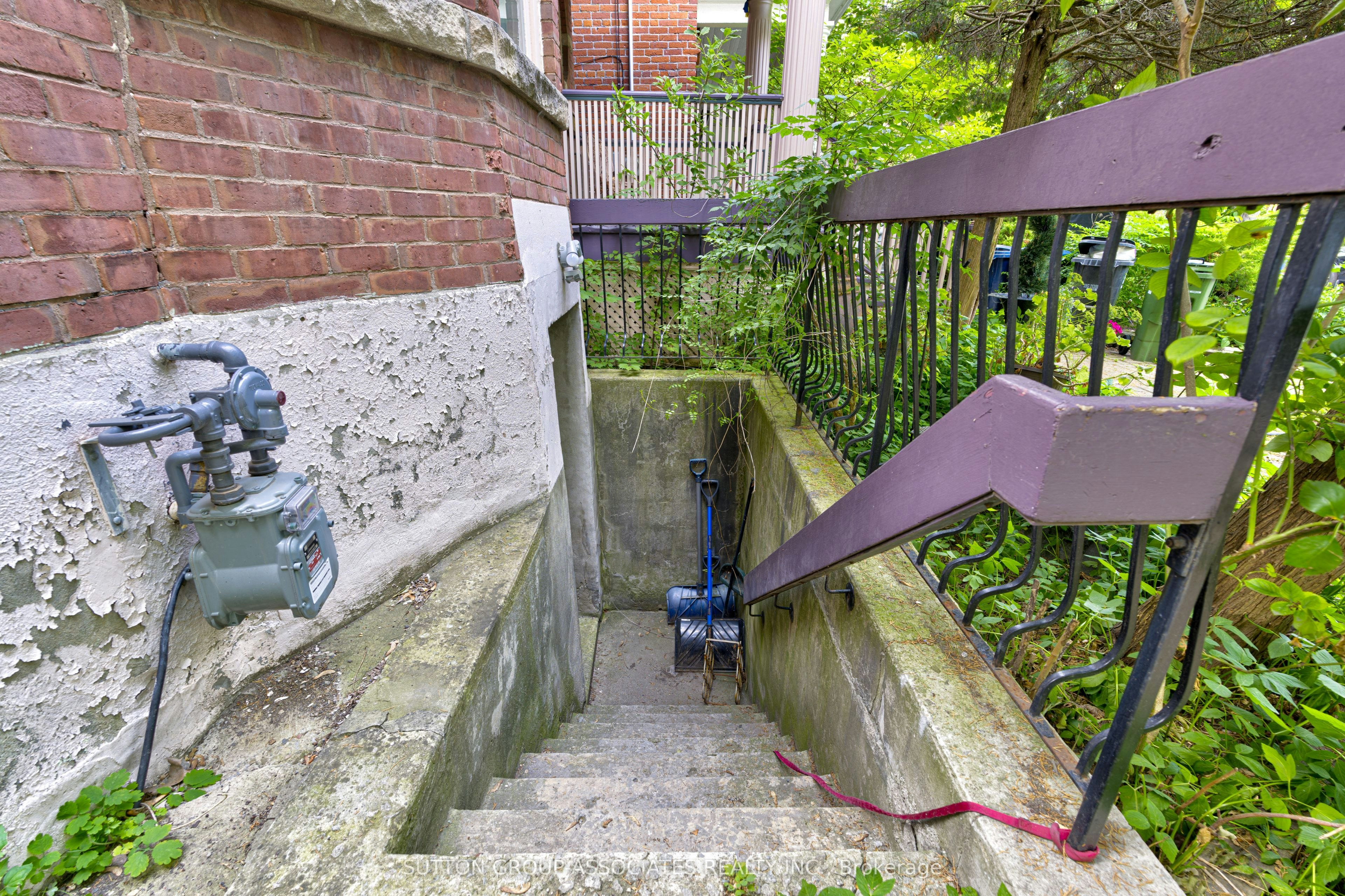 Basement-192 Albany Avenue, Toronto, ON, M5R 3C6 - 2