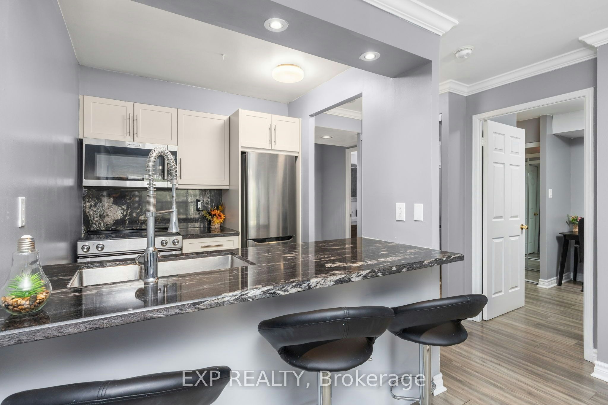 409-889 Bay Street, Toronto, ON, M5S 3K5 - 7