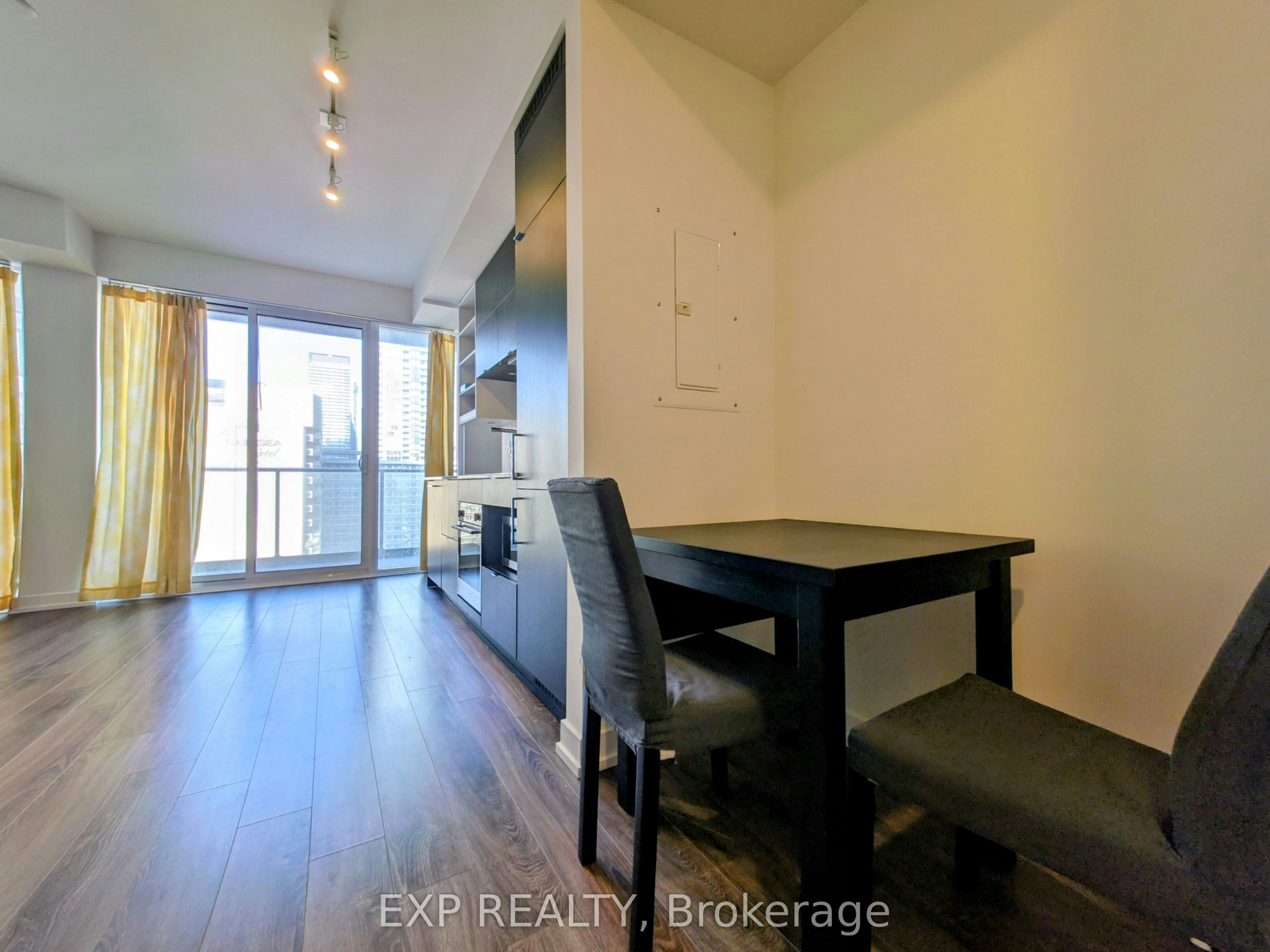 1821-20 Edward Street, Toronto, ON, M5G 1C9 - 5