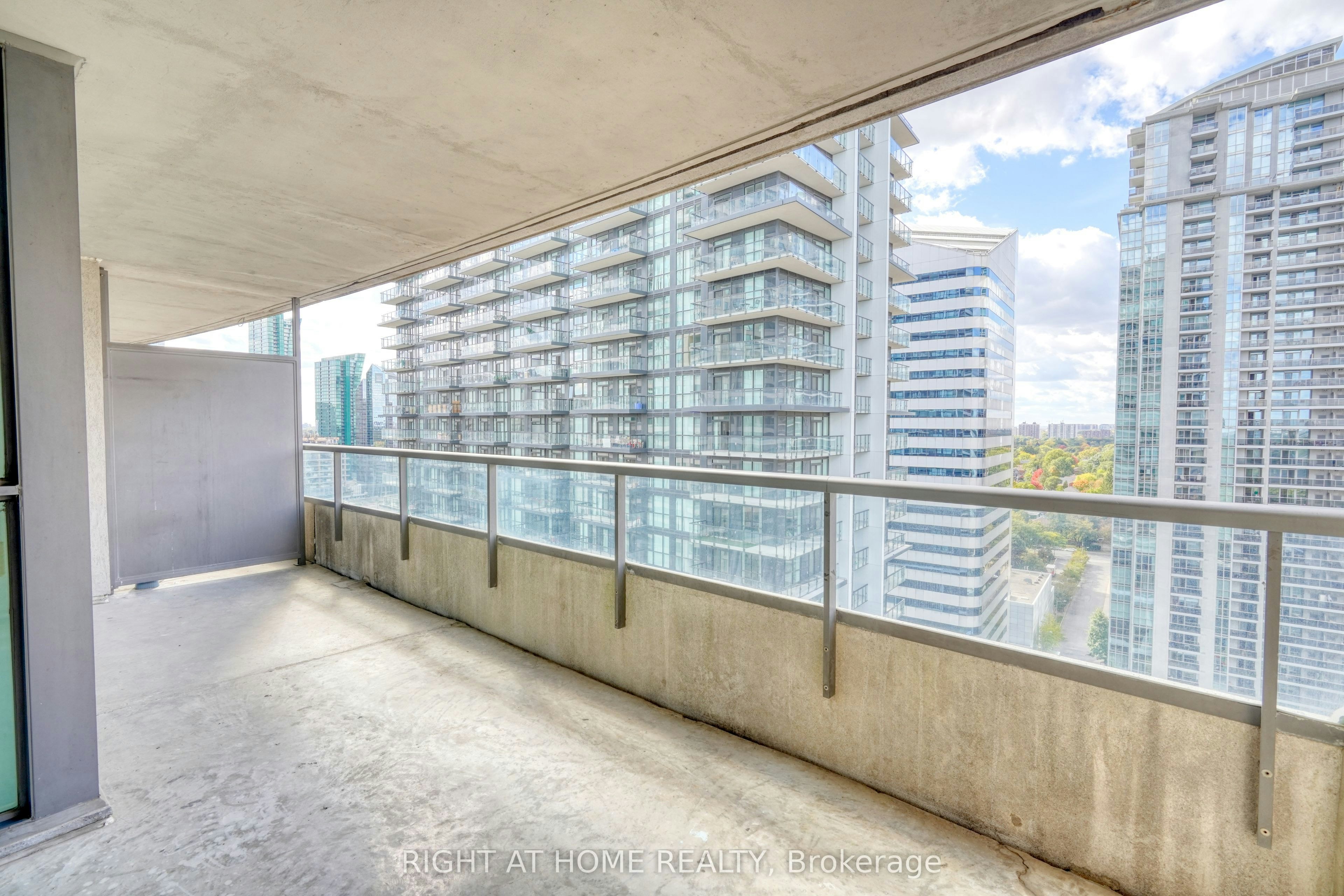 2501-23 Hollywood Avenue, Toronto, ON, M4L 2K4 - 23