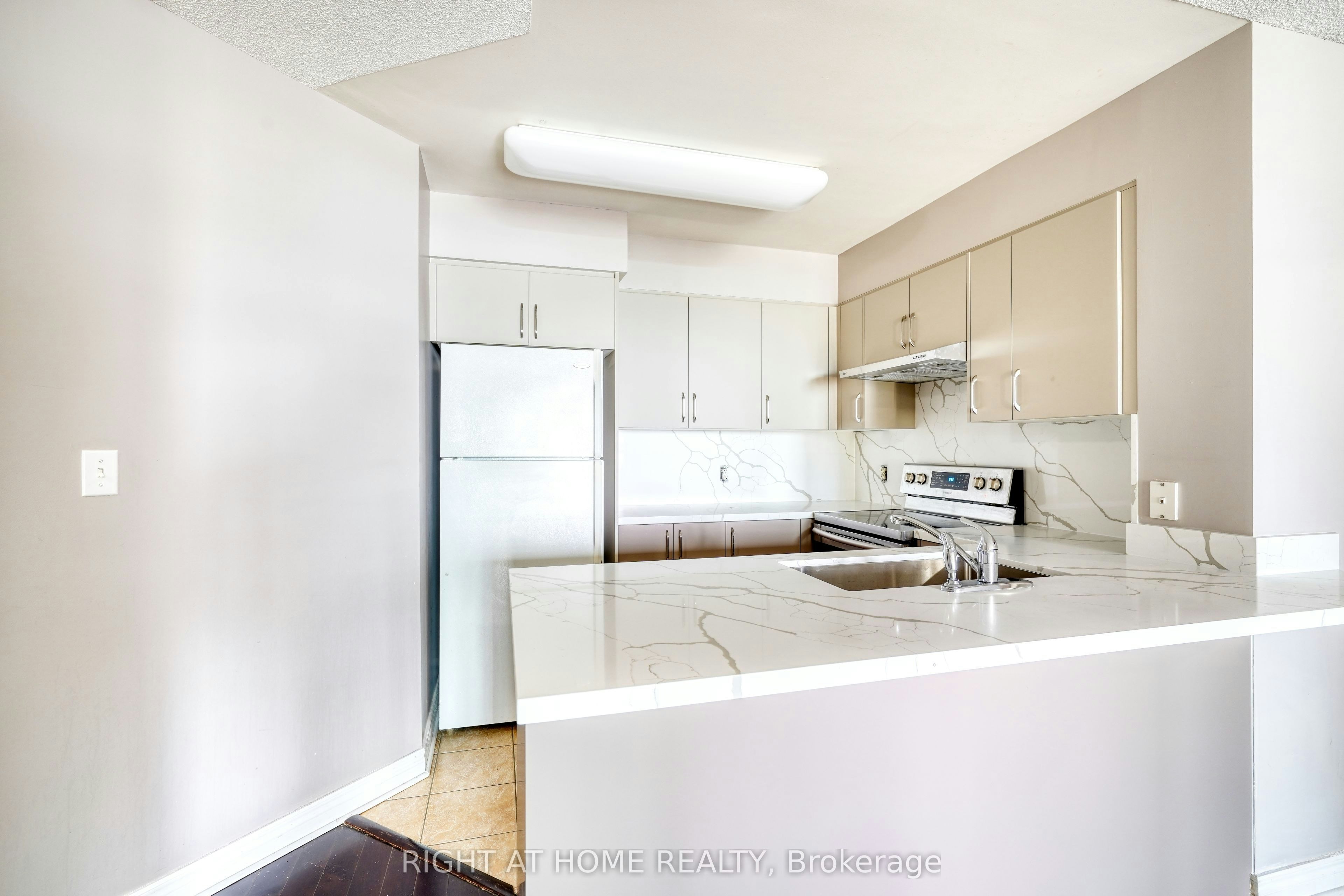 2501-23 Hollywood Avenue, Toronto, ON, M4L 2K4 - 11