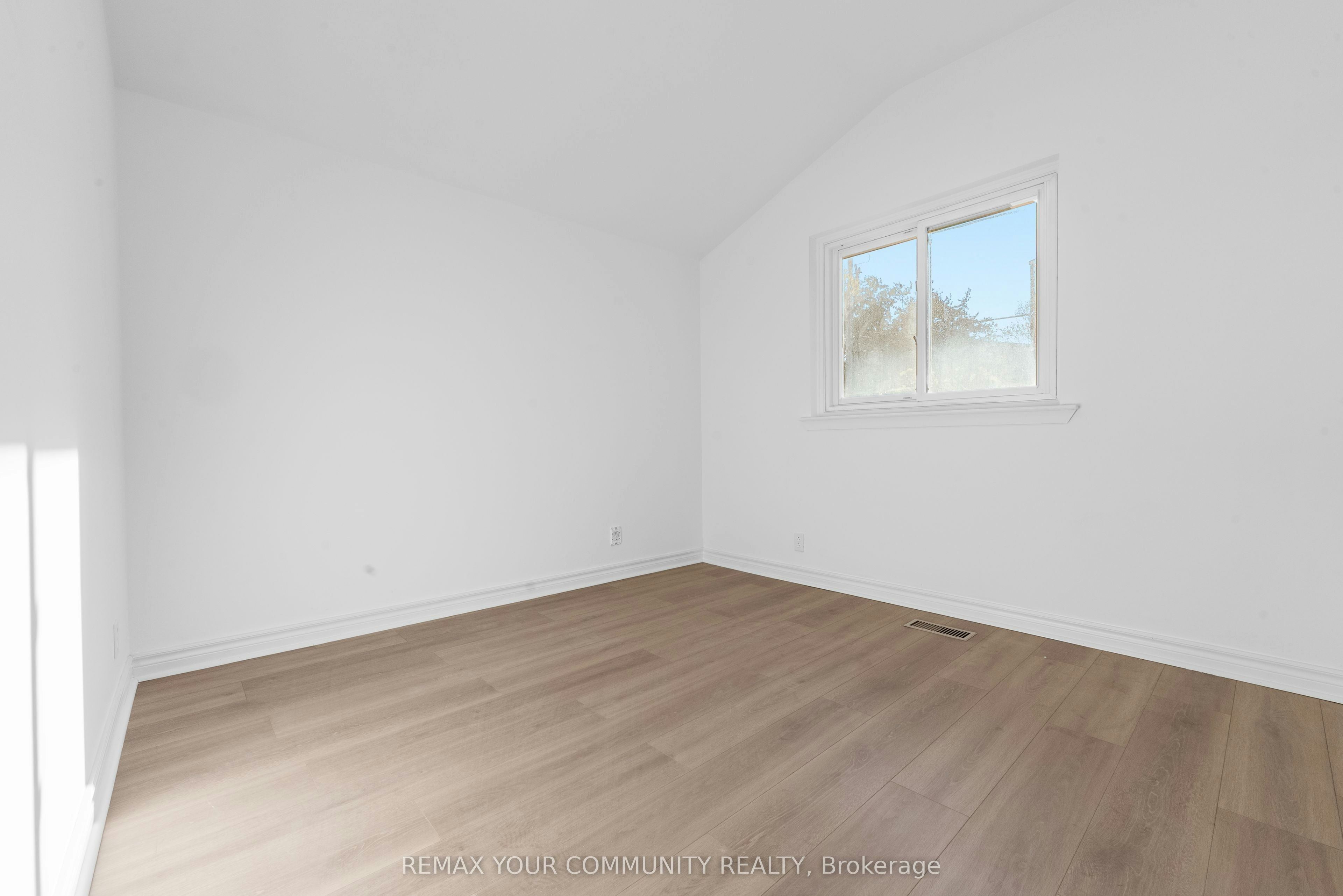 2 Lisburn Crescent, Toronto, ON, M2J 2Z5 - 10
