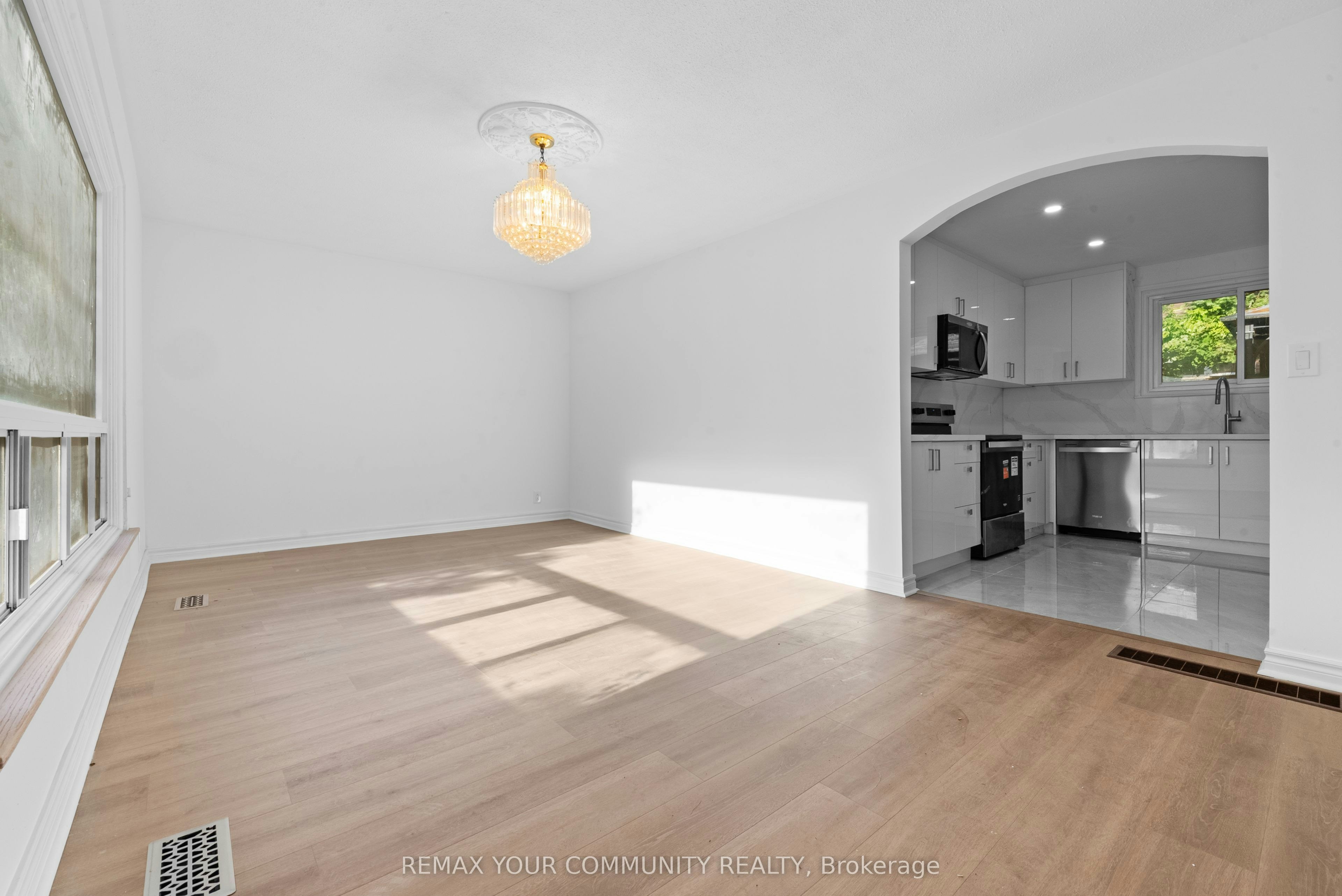 2 Lisburn Crescent, Toronto, ON, M2J 2Z5 - 3