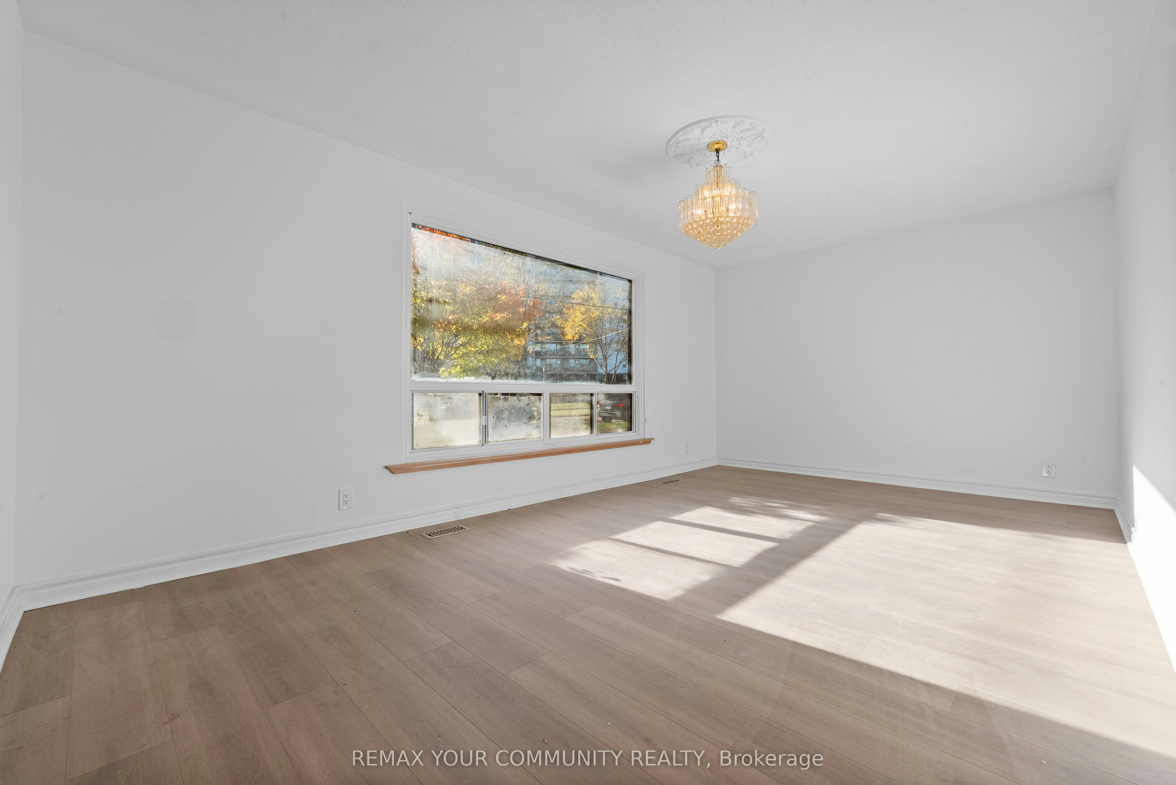 2 Lisburn Crescent, Toronto, ON, M2J 2Z5 - 5