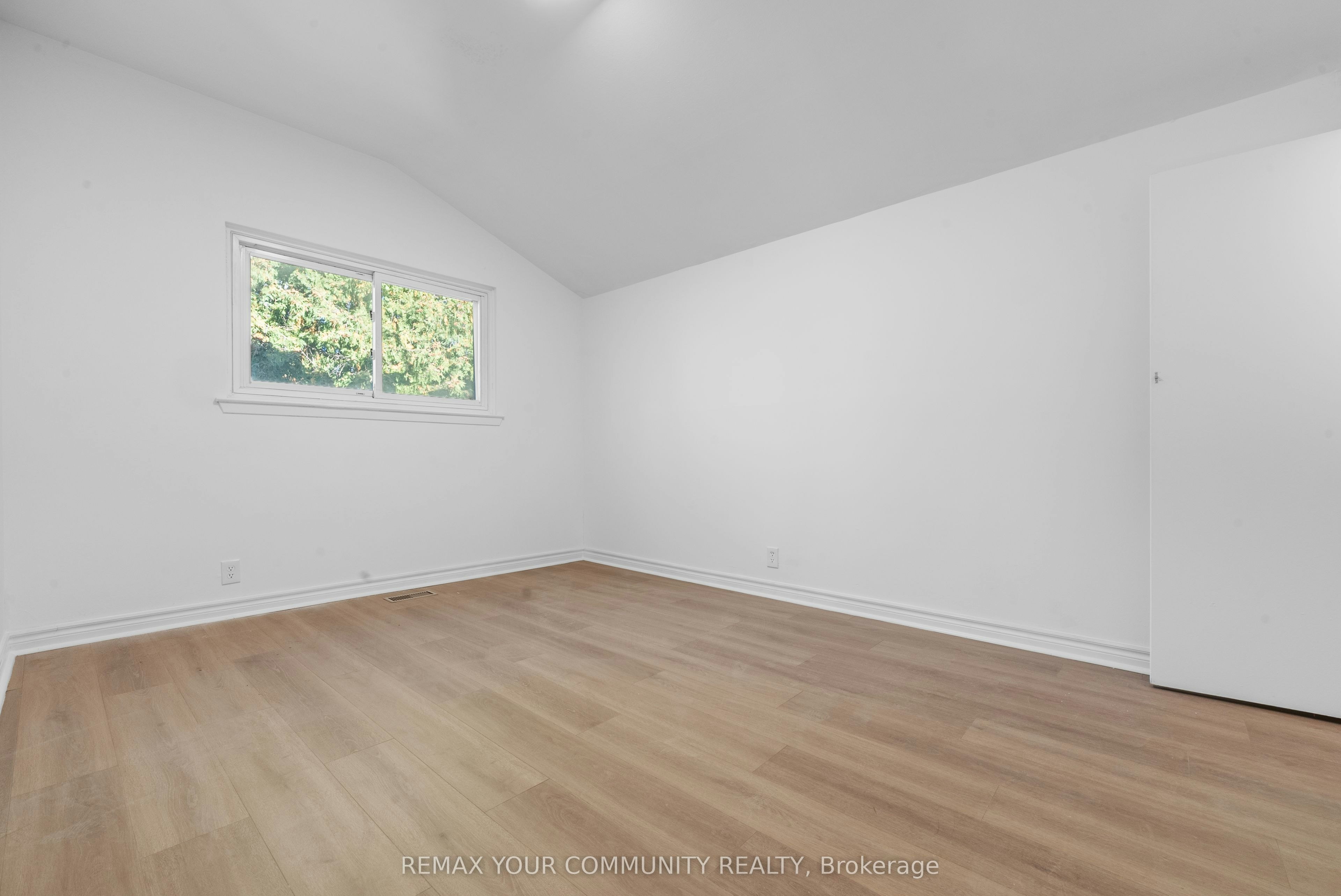 2 Lisburn Crescent, Toronto, ON, M2J 2Z5 - 11