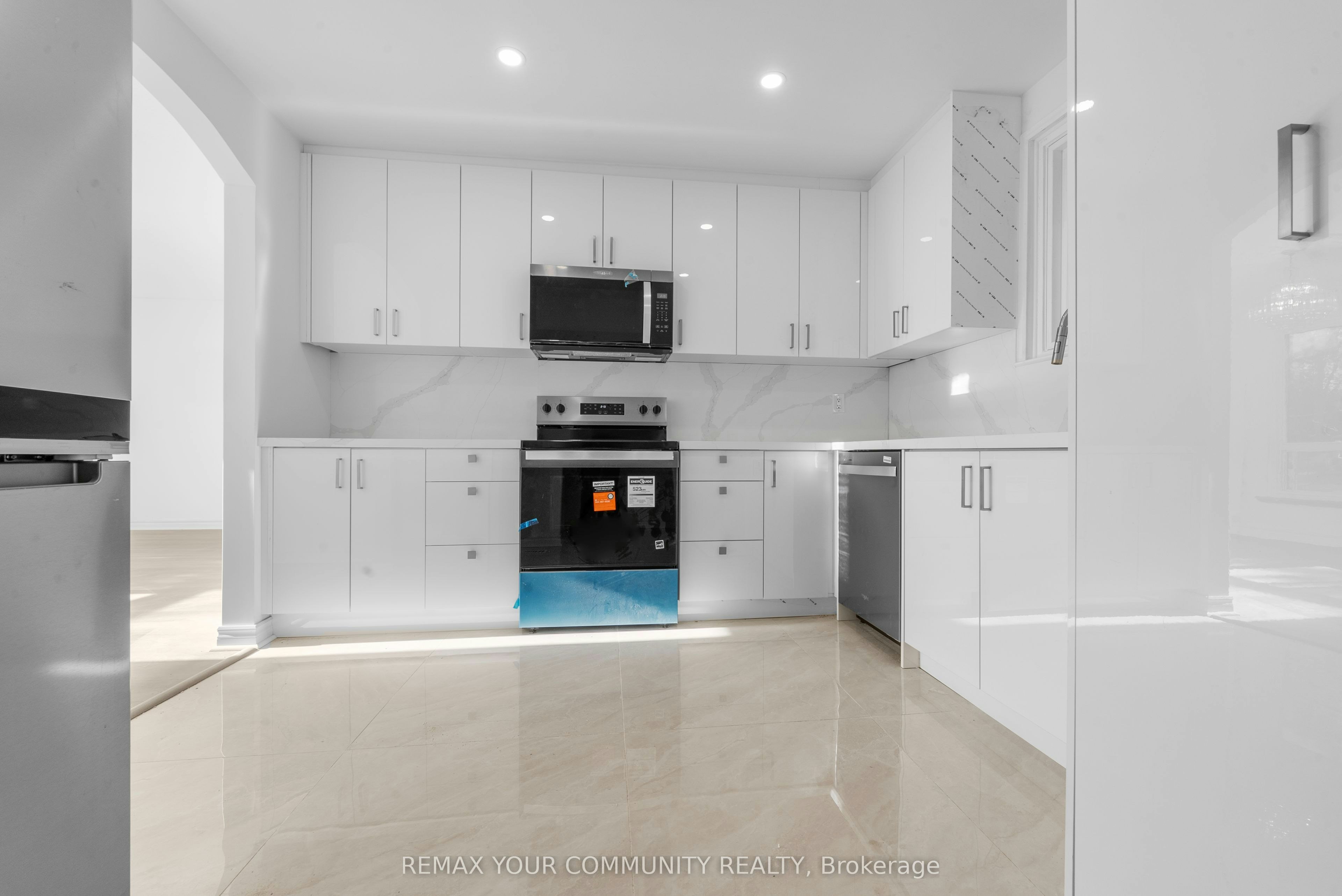 2 Lisburn Crescent, Toronto, ON, M2J 2Z5 - 2