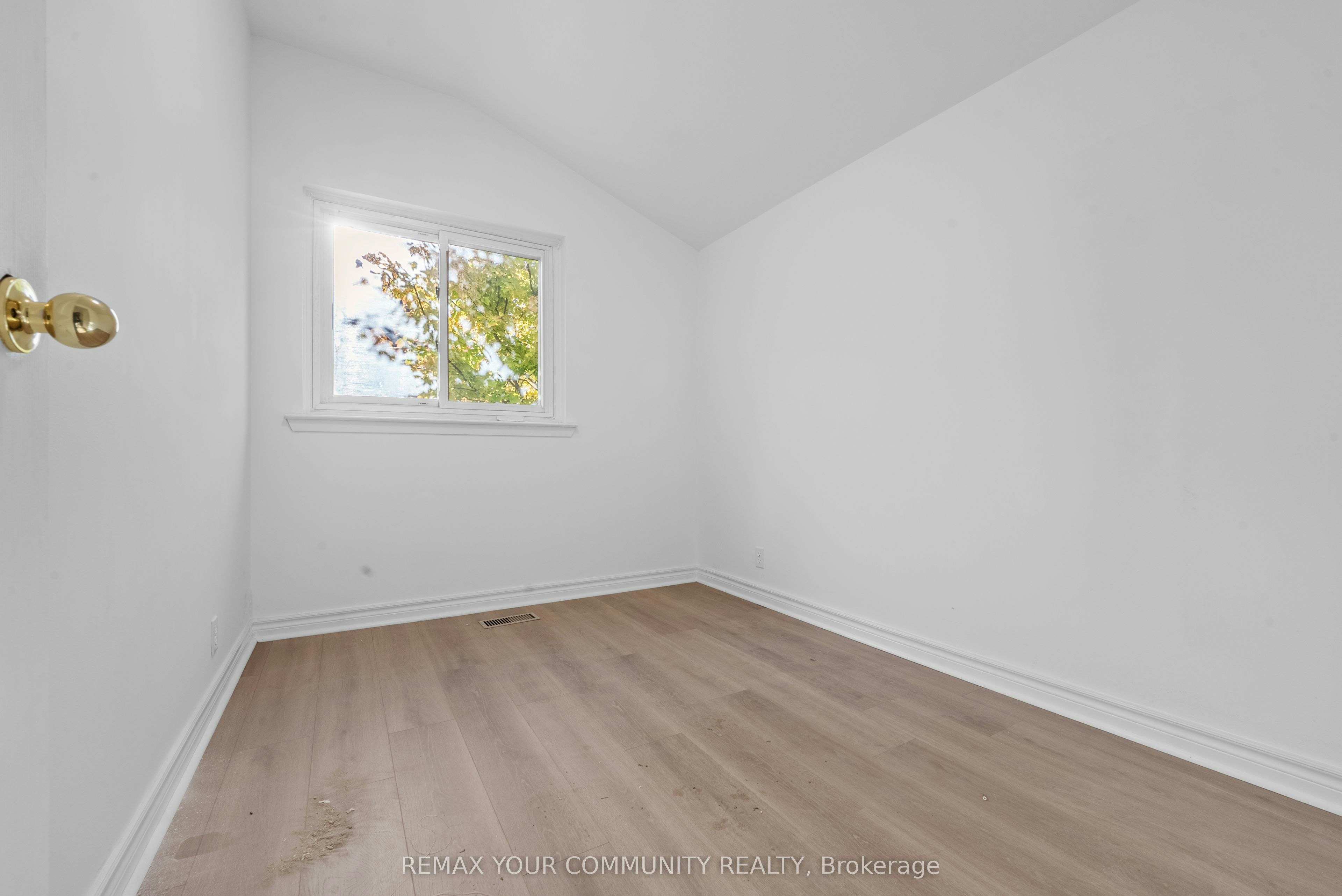 2 Lisburn Crescent, Toronto, ON, M2J 2Z5 - 8