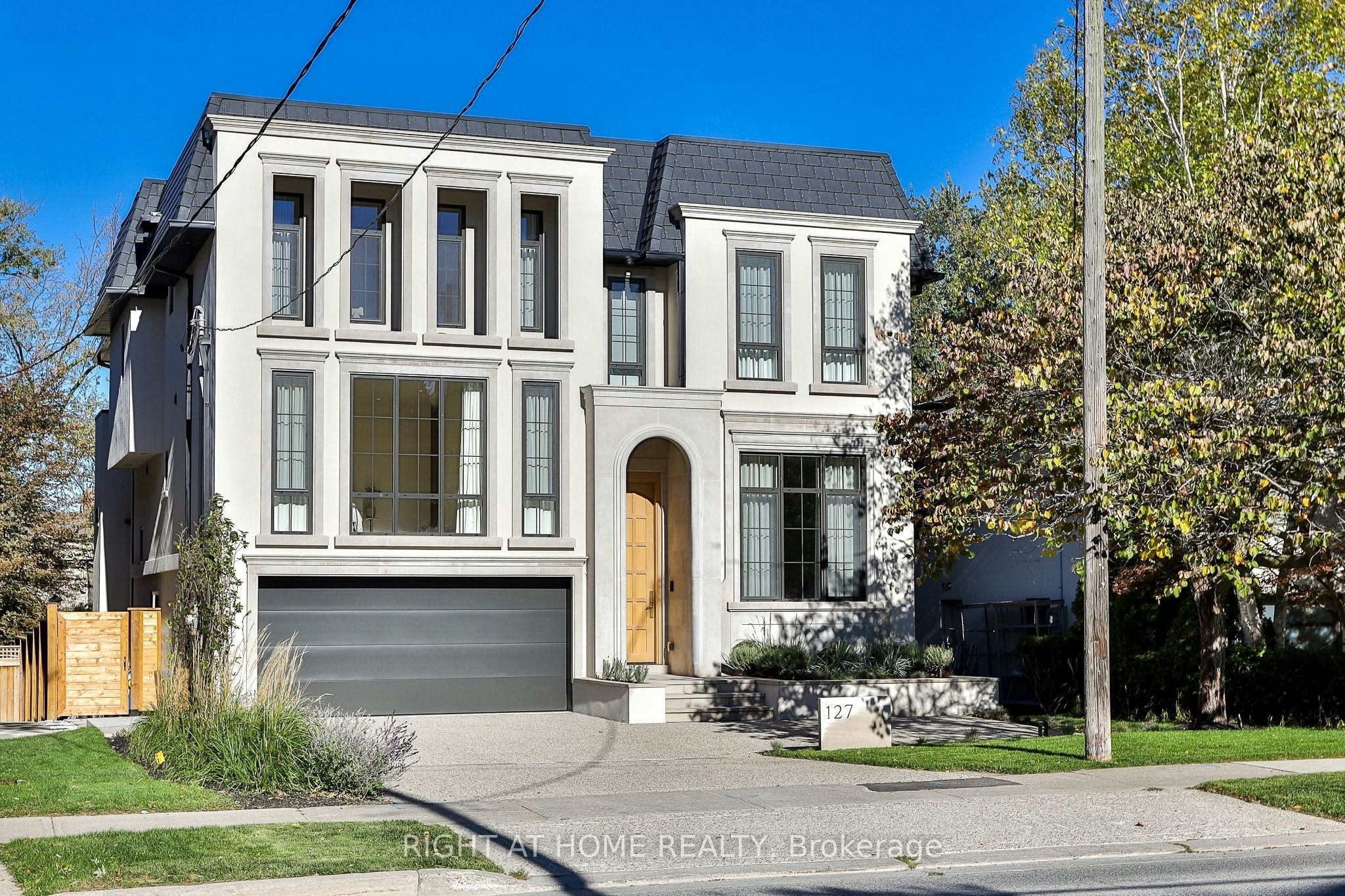 127 Yonge Boulevard, Toronto, ON, M5M 3H2