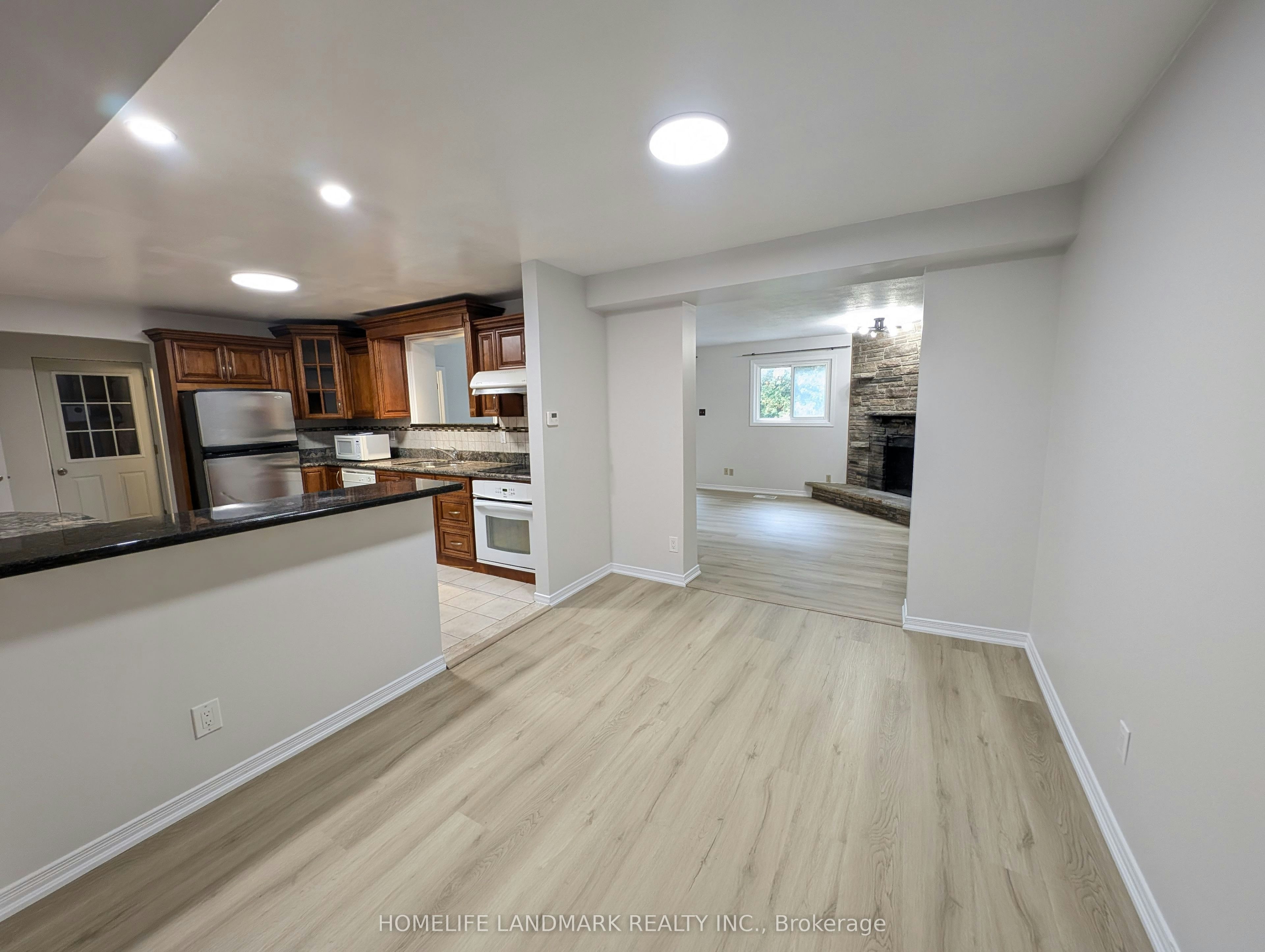 22 Threadneedle Crescent, Toronto, ON, M2H 1Z4 - 4