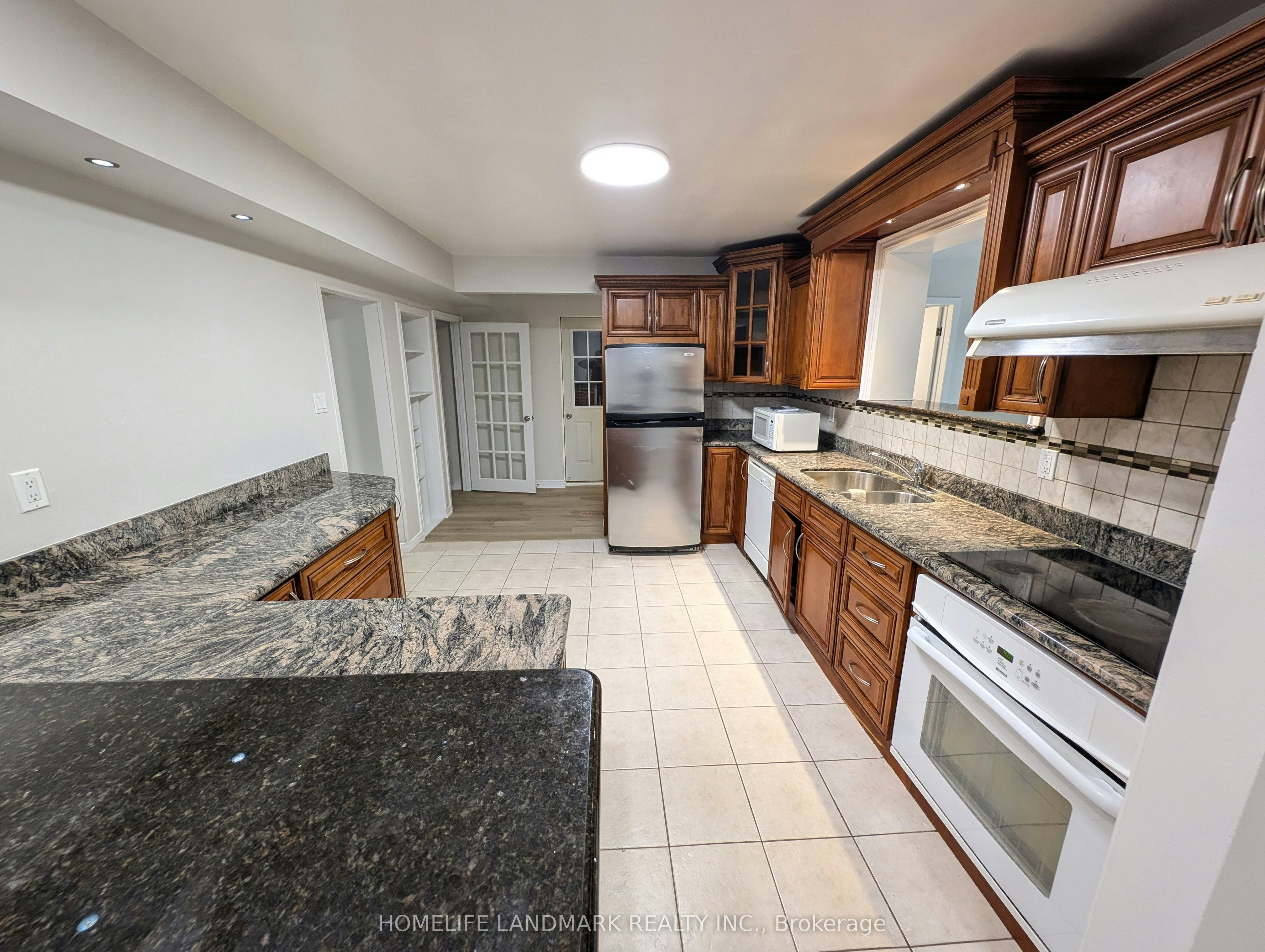 22 Threadneedle Crescent, Toronto, ON, M2H 1Z4 - 5