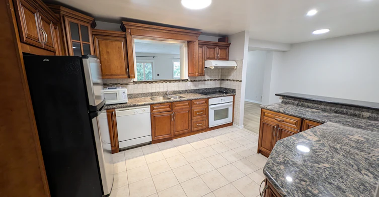 22 Threadneedle Crescent, Toronto, ON, M2H 1Z4 - 6