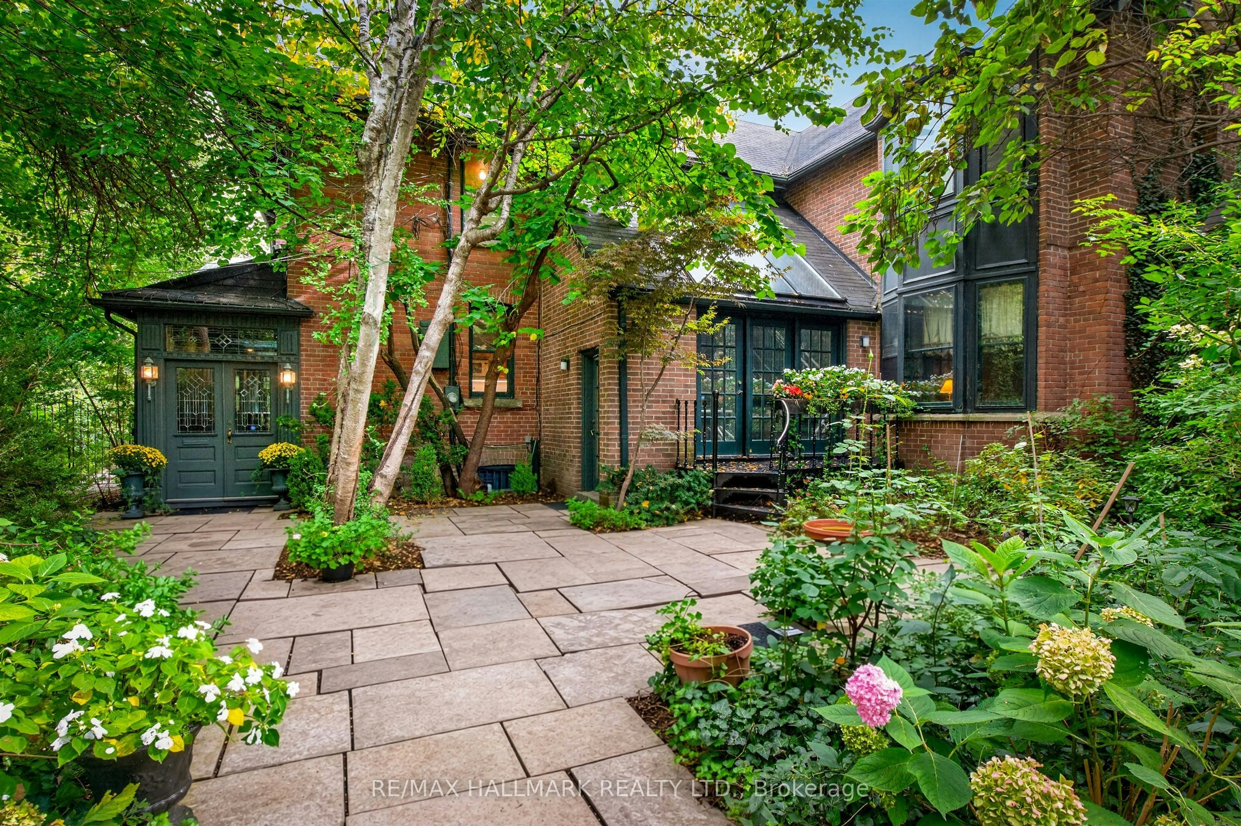 11 Pine Hill Road, Toronto, ON, M4W 1P5