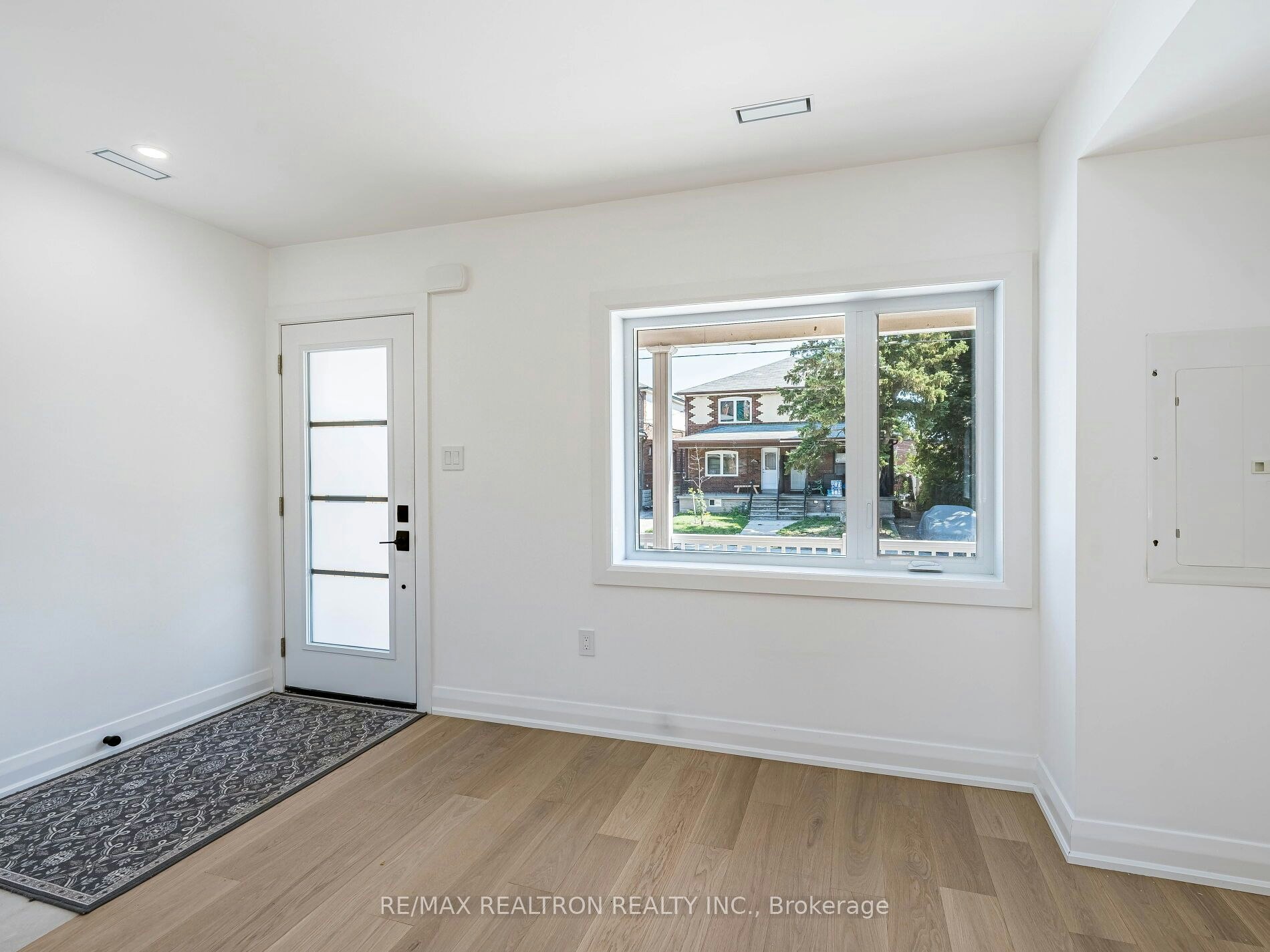 6 Greyton Crescent, Toronto, ON, M6E 2G2 - 8