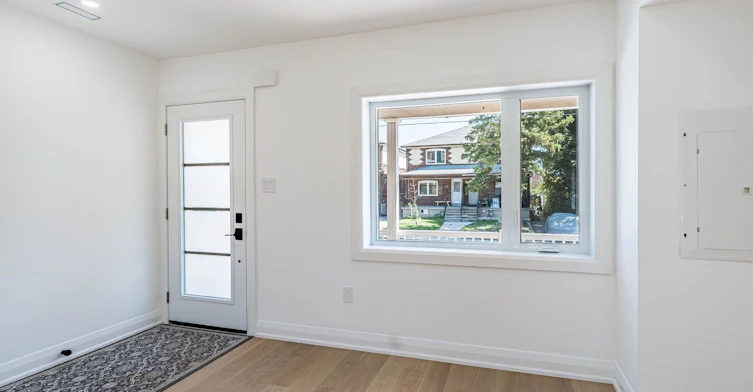 6 Greyton Crescent, Toronto, ON, M6E 2G2 - 8