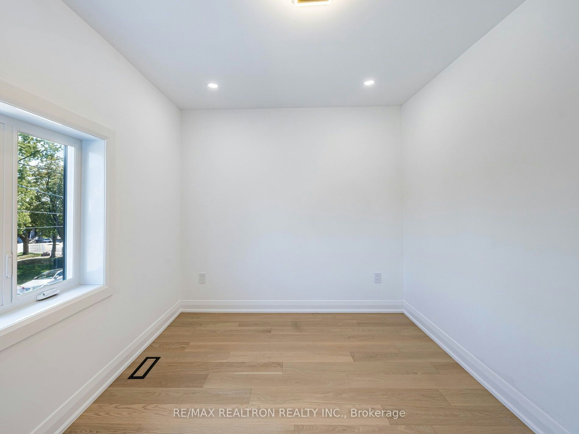 6 Greyton Crescent, Toronto, ON, M6E 2G2 - 27