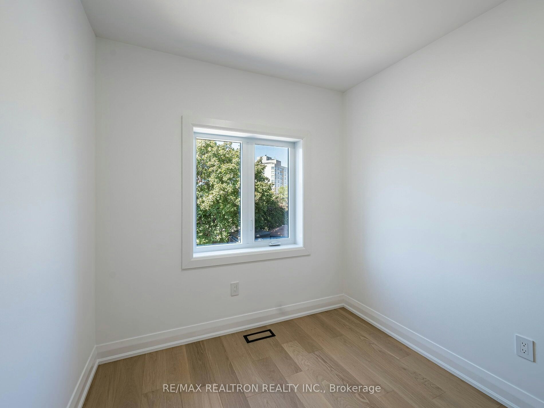6 Greyton Crescent, Toronto, ON, M6E 2G2 - 33