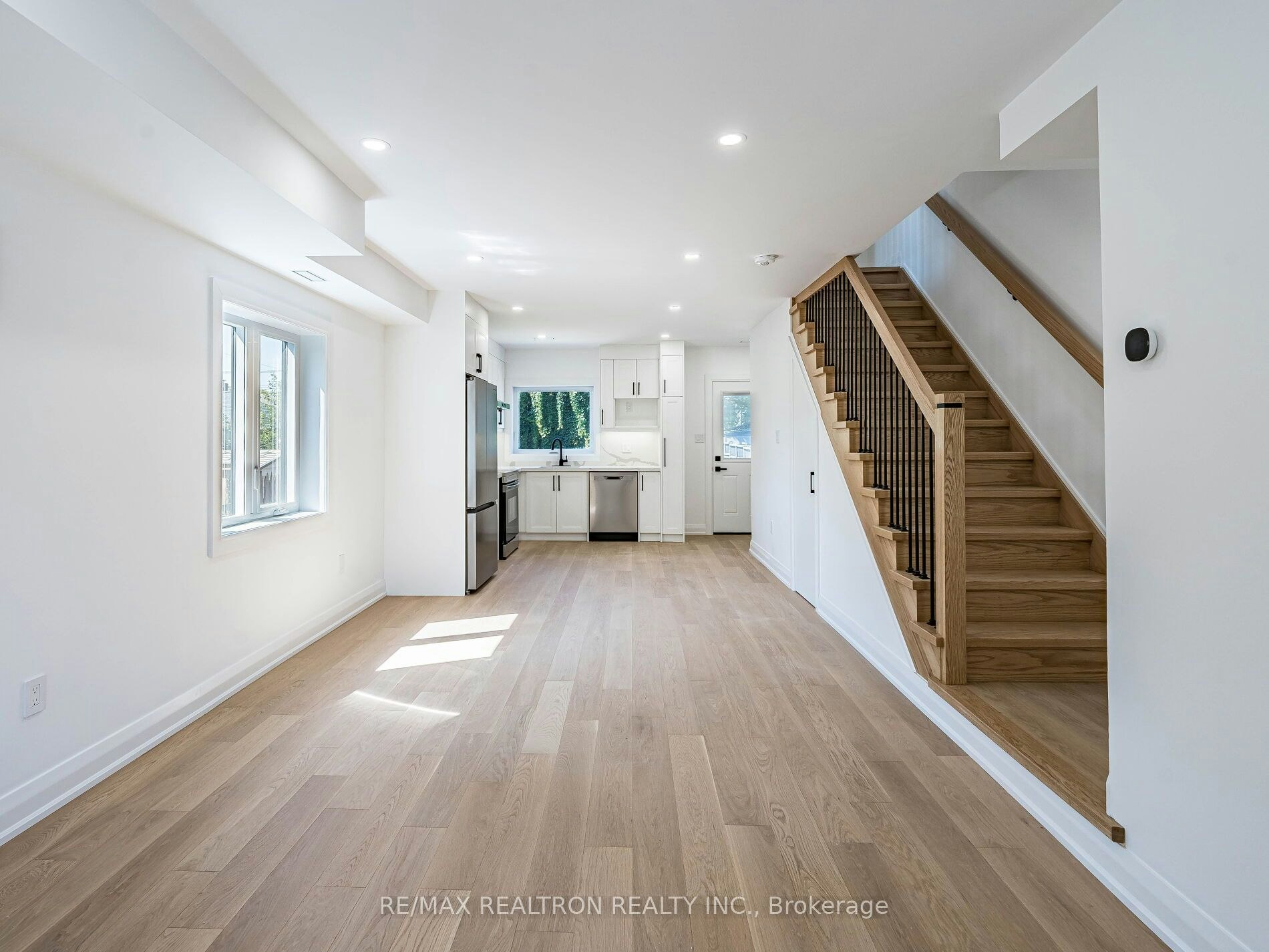6 Greyton Crescent, Toronto, ON, M6E 2G2 - 11