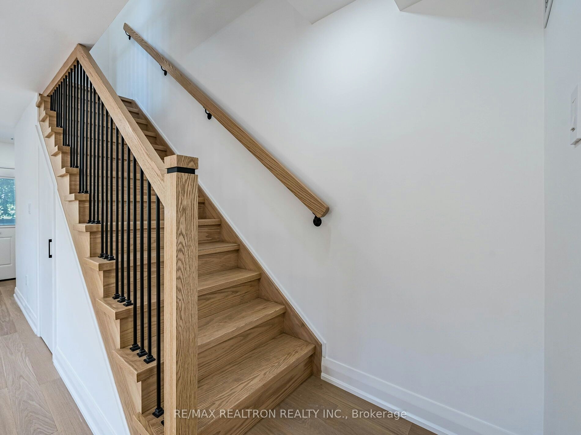 6 Greyton Crescent, Toronto, ON, M6E 2G2 - 22