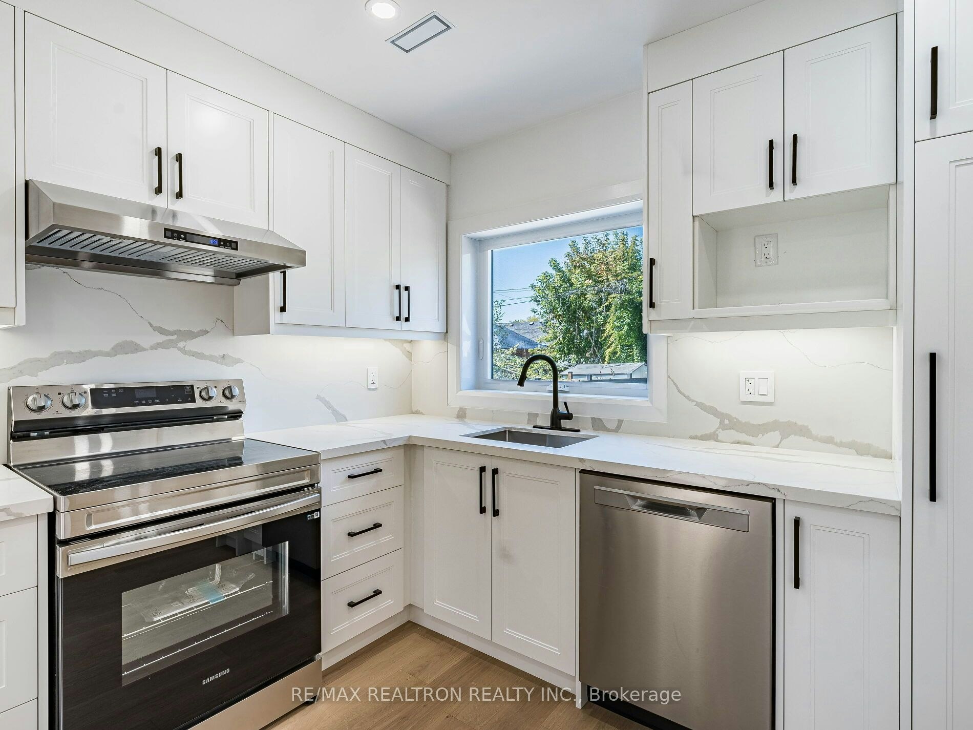 6 Greyton Crescent, Toronto, ON, M6E 2G2 - 16