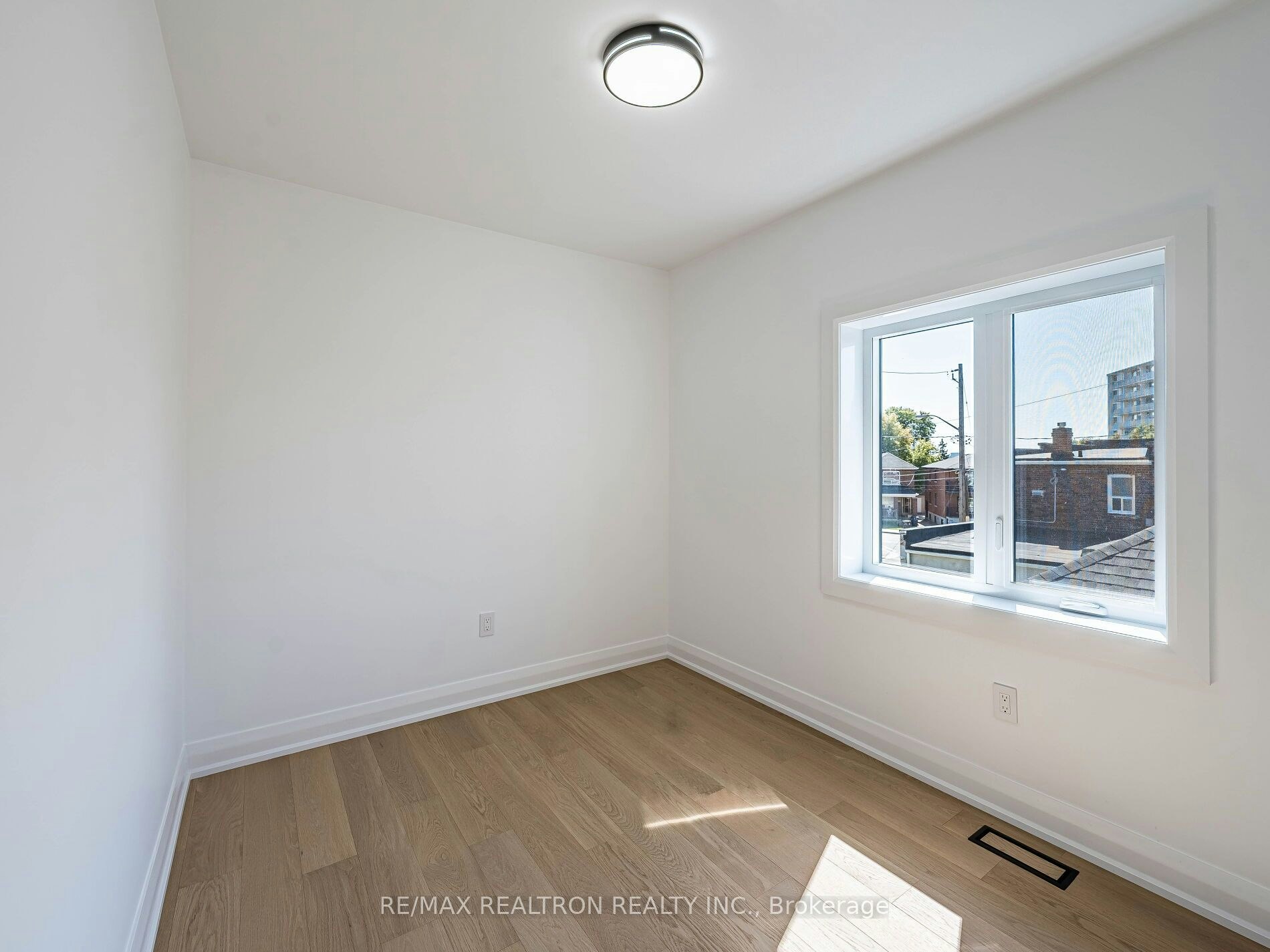 6 Greyton Crescent, Toronto, ON, M6E 2G2 - 29