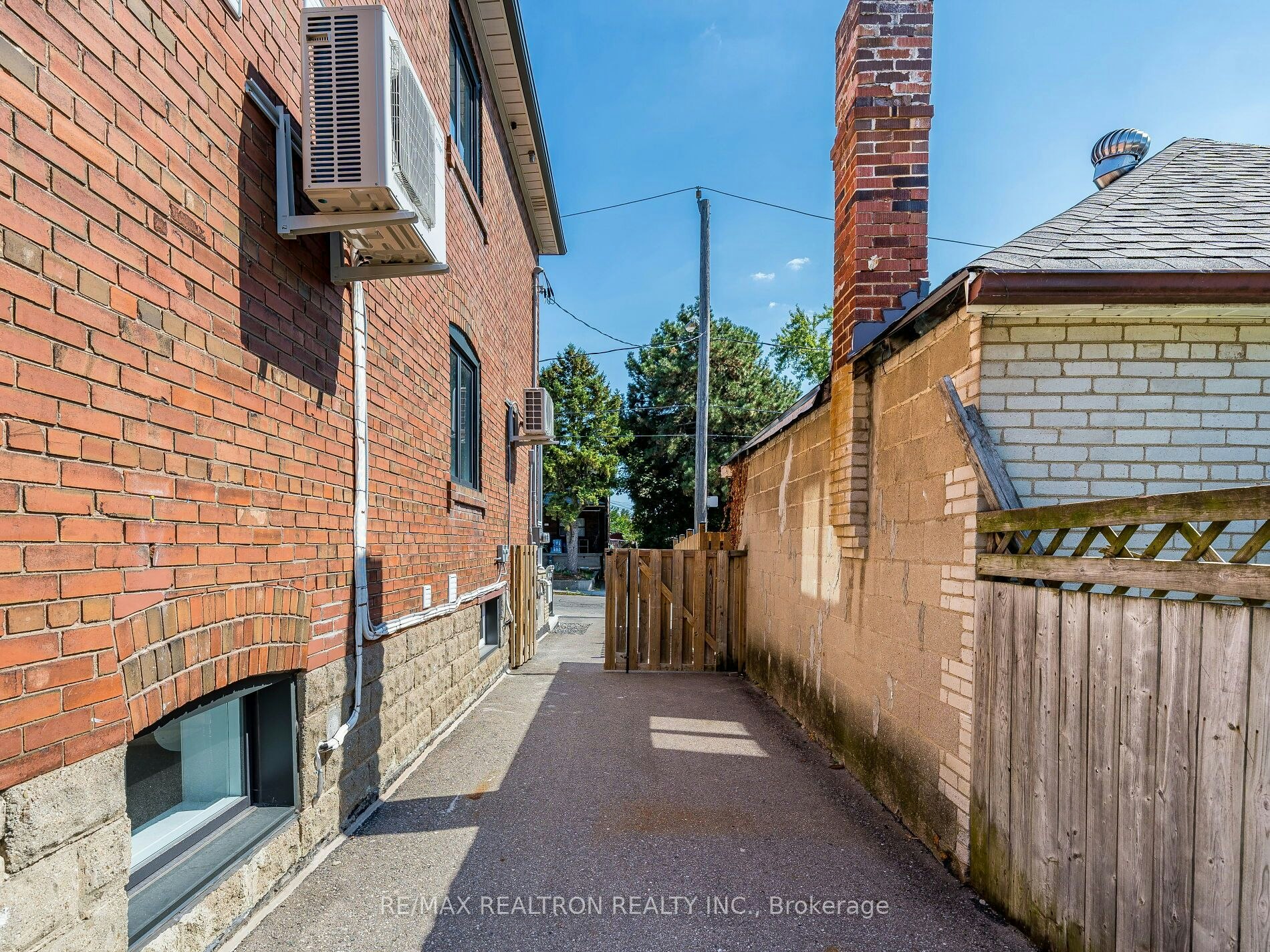 6 Greyton Crescent, Toronto, ON, M6E 2G2 - 46