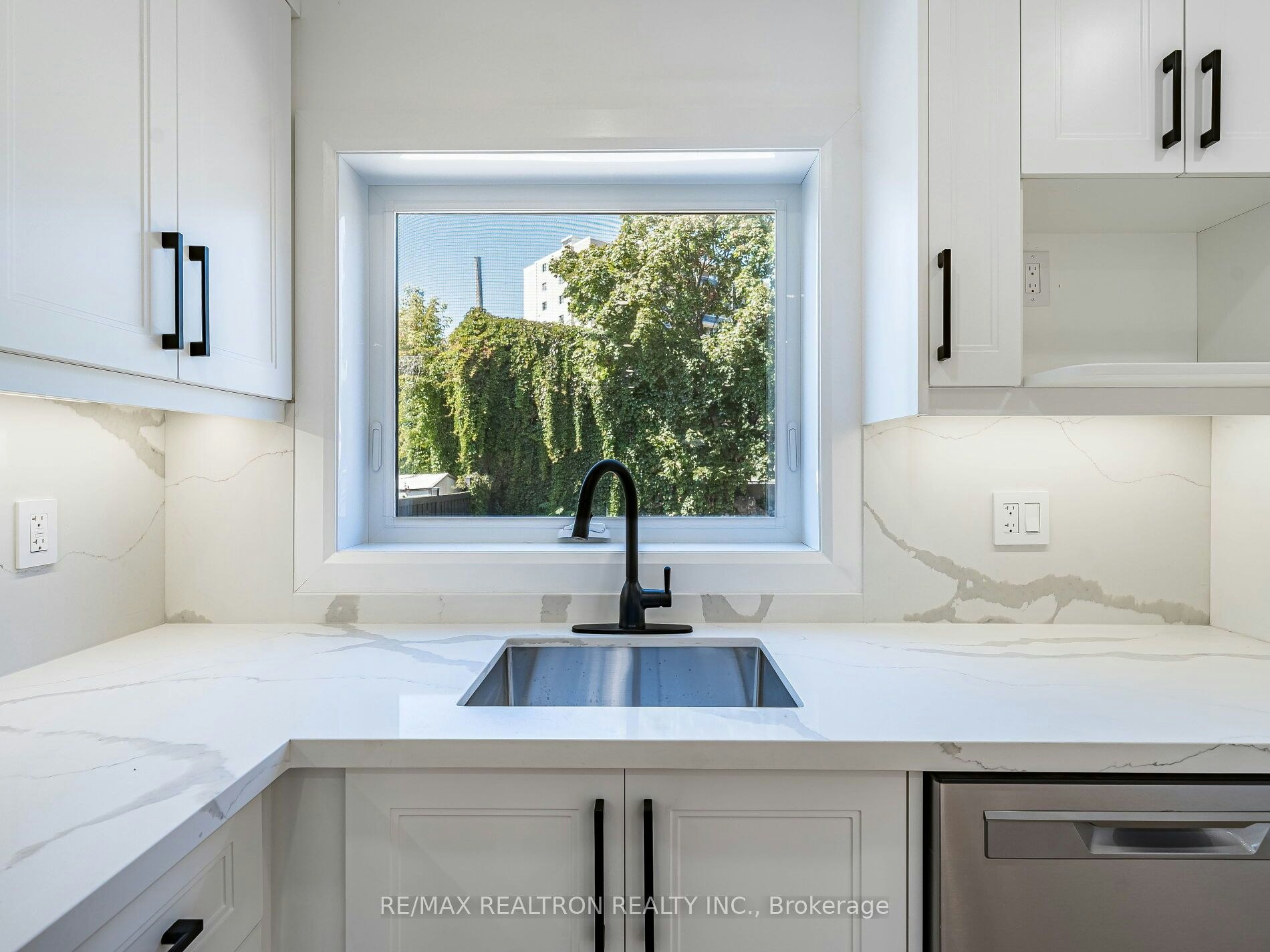 6 Greyton Crescent, Toronto, ON, M6E 2G2 - 18