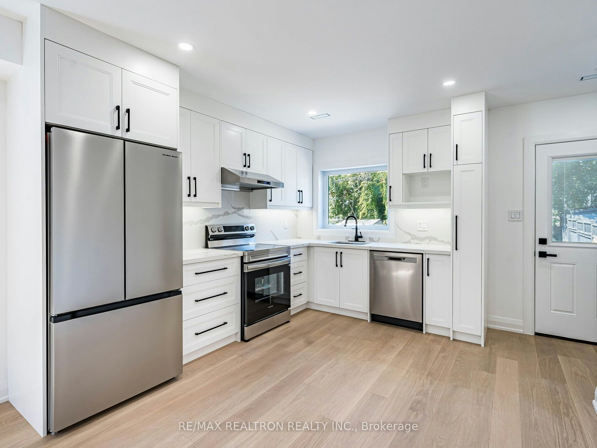 6 Greyton Crescent, Toronto, ON, M6E 2G2 - 14