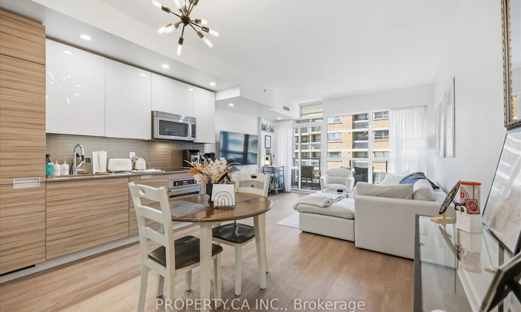 606-210 Simcoe Street