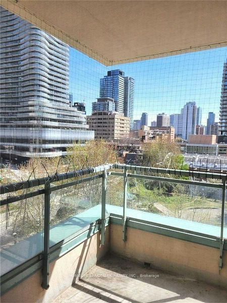 601-889 Bay Street, Toronto, ON, M5S 3K5