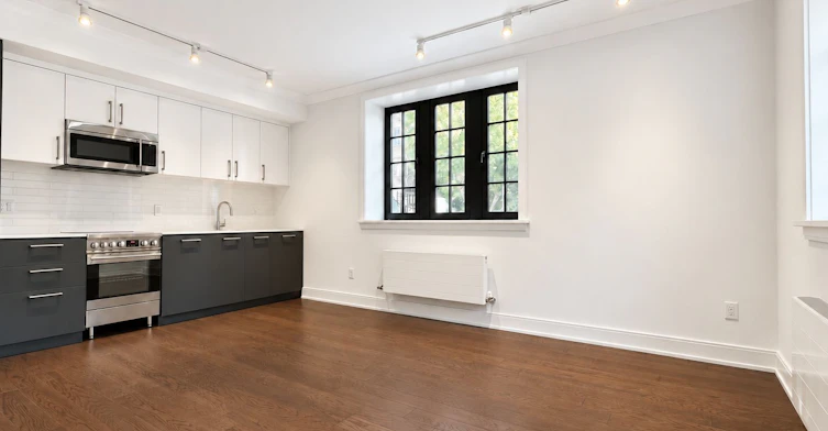 106-2 Clarendon Avenue, Toronto, ON, M4V 1H9