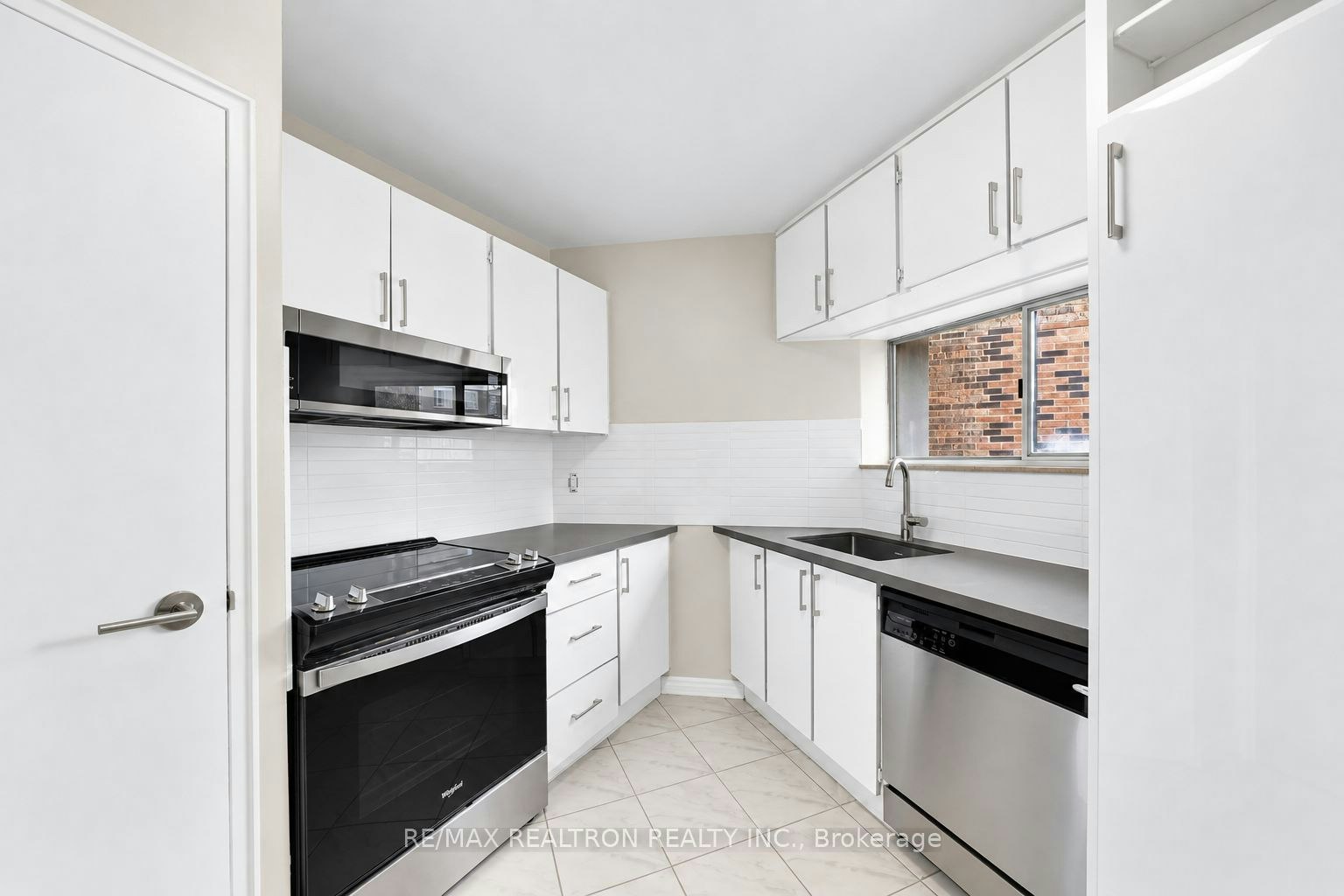 1104-9 Deer Park Crescent, Toronto, ON, M4V 2C4 - 5