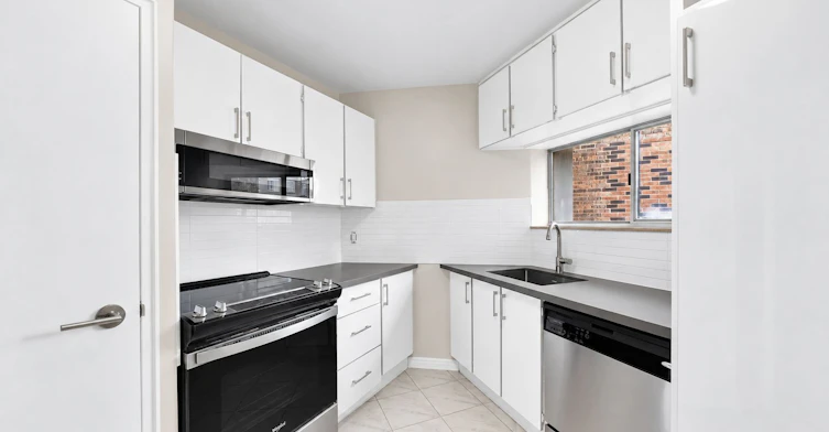 1104-9 Deer Park Crescent, Toronto, ON, M4V 2C4 - 5